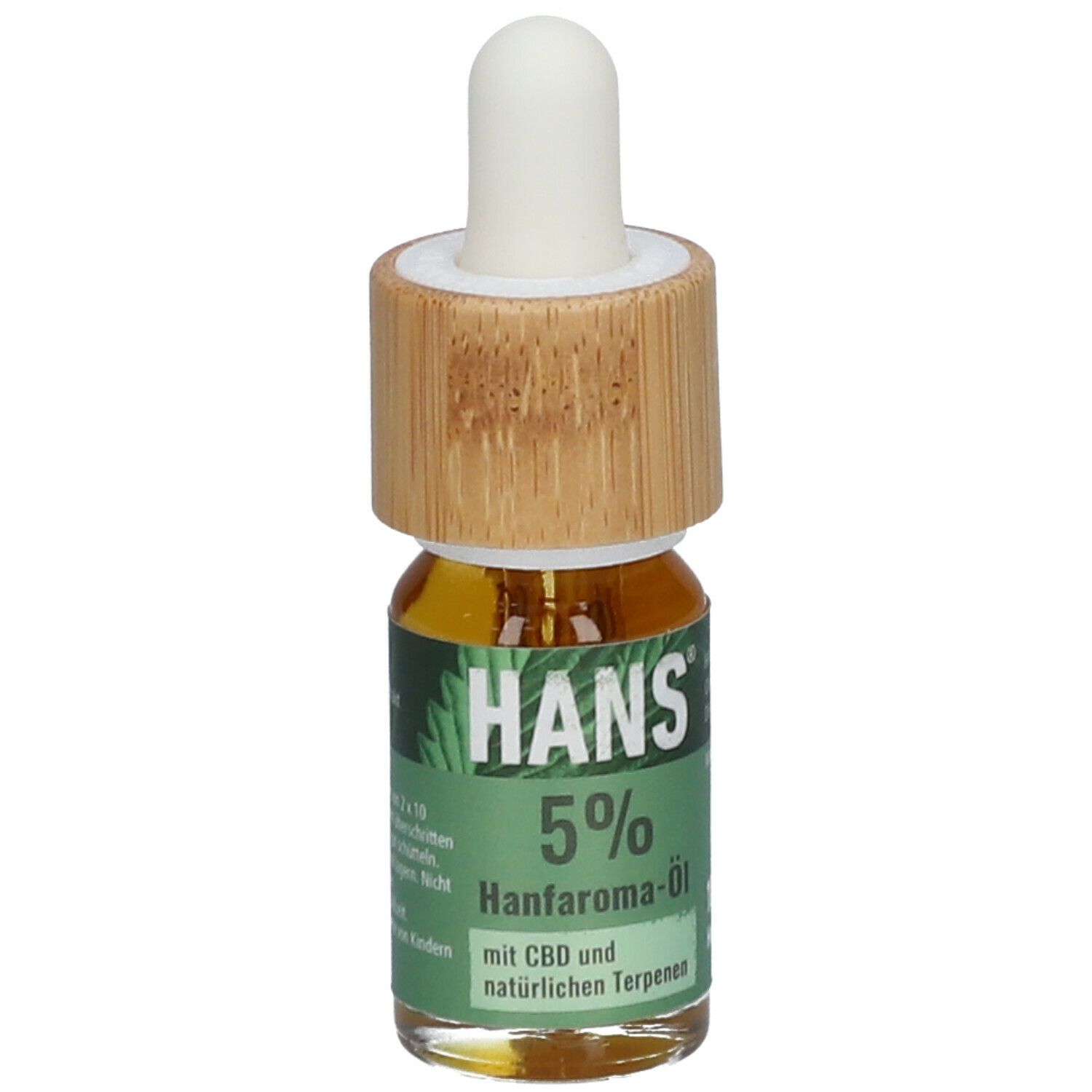 Glasflasche mit braungelber Flüssigkeit, Bambus-Deckel und Pipette. Grüne Etikett mit Text: HANS 5% Hanfaroma-Öl.
