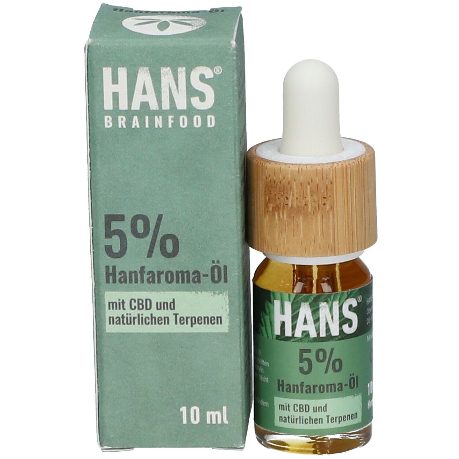 Glasflasche mit braungelber Flüssigkeit, Bambus-Deckel und Pipette, neben einer grünen Schachtel. Auf der Schachtel: HANS BRAINFOOD 5% Hanfaroma-Öl, 10 ml.