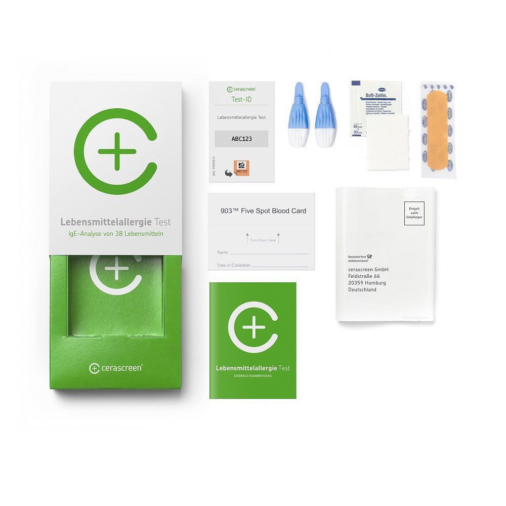 Geöffnete Verpackung mit Testmaterialien: Lanzetten, Tupfer, Pflaster, Karten und Anleitungen. Marke: cerascreen®.