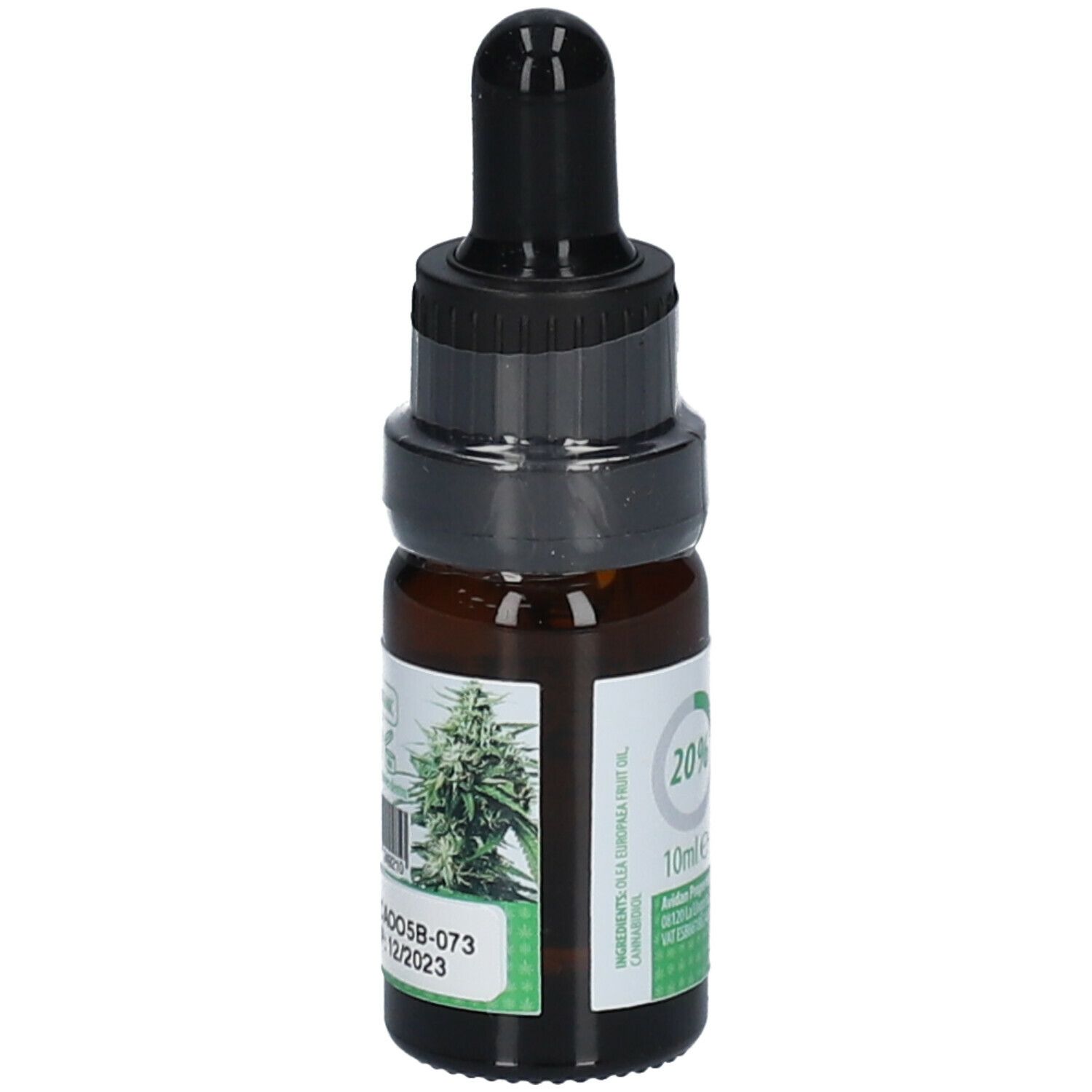 Braune Glasflasche mit schwarzem Tropfer. Aufschrift: 20 %, 10ml. Logo: Plant of Remedy. CBD Sativa Oil in Olivenöl. Hanfblatt.