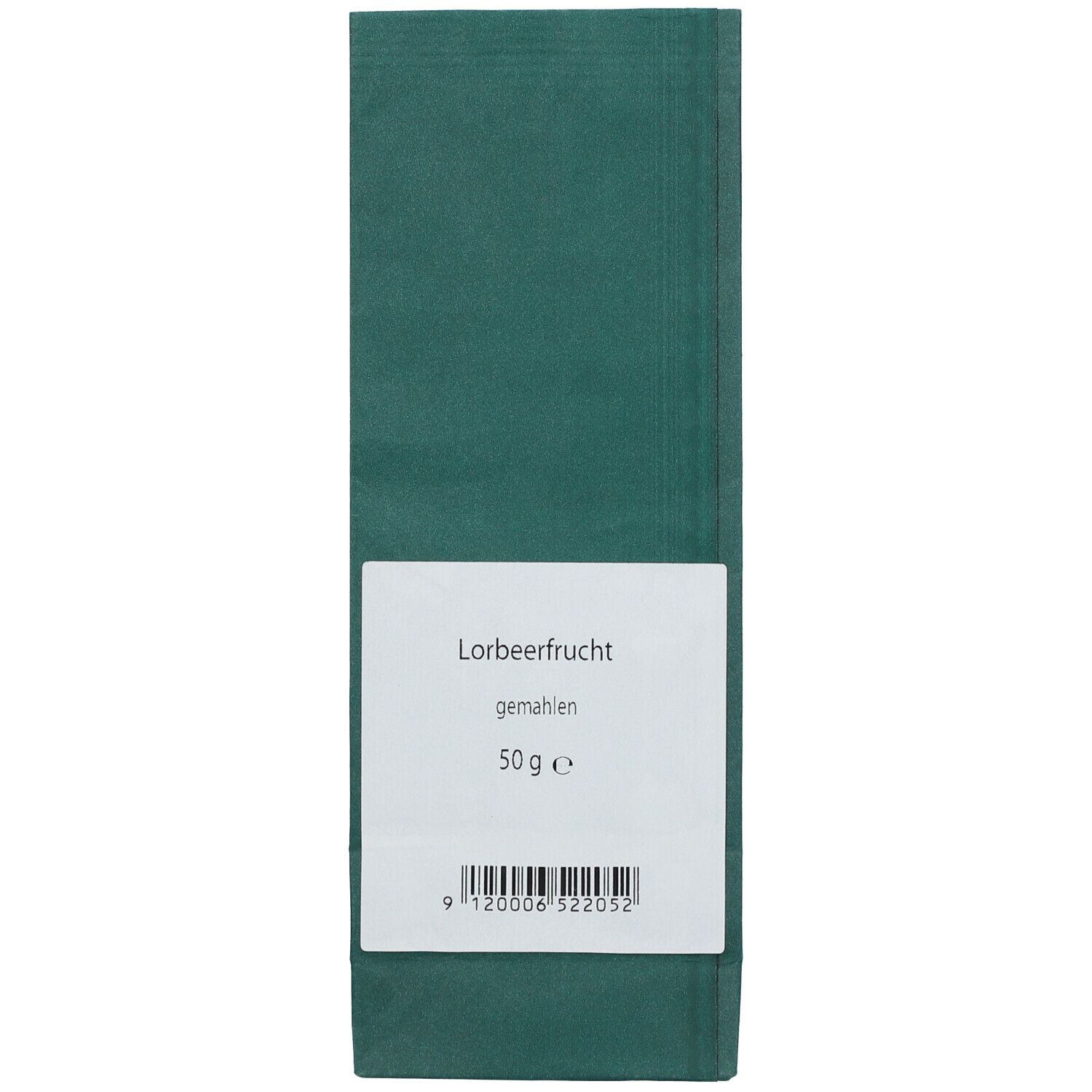 Grüne Papierverpackung mit weißem Etikett. Aufschrift: Lorbeerfrucht gemahlen, 50 g e. Barcode.