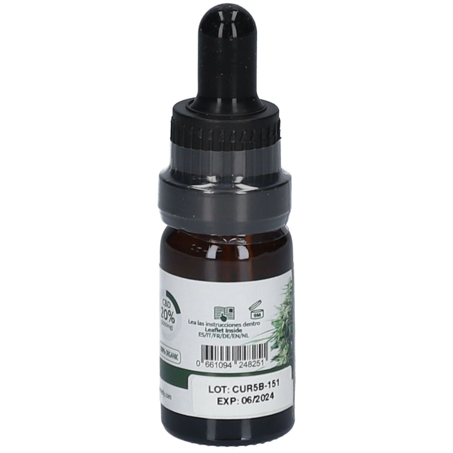 Braune Glasflasche mit schwarzem Verschluss und Pipette. Etikett mit CBD 20%, Chargennummer, Verfallsdatum und einem grünen Blatt.