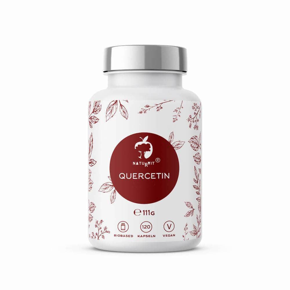 Weiße Flasche mit silbernem Deckel. Roter Kreis mit "QUERCETIN" und Logo. Blätter-Dekor. "120 Kapseln", "vegan".