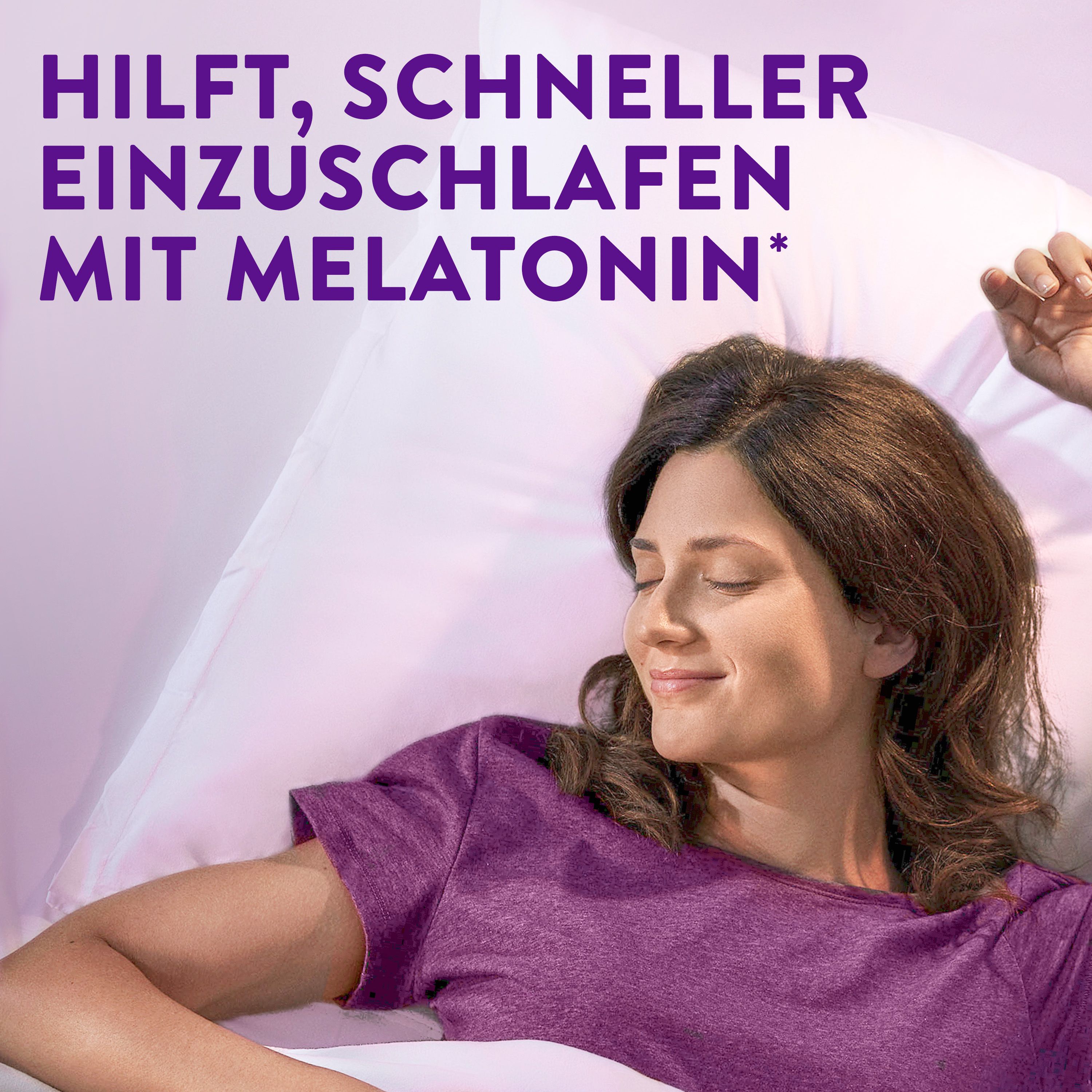 Frau im Bett, schläft. Text: Hilft, schneller einzuschlafen mit Melatonin.