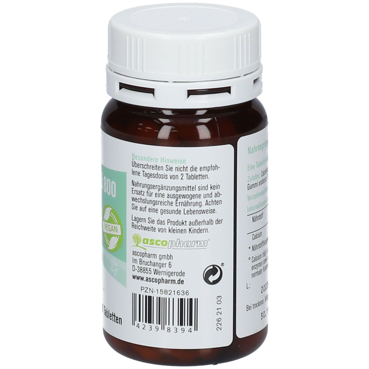 Braune Tablettenflasche mit weißem Deckel. Rückseite mit weiteren Hinweisen. Vegan-Siegel. PZN-15821636. Chargennummer 2262103.