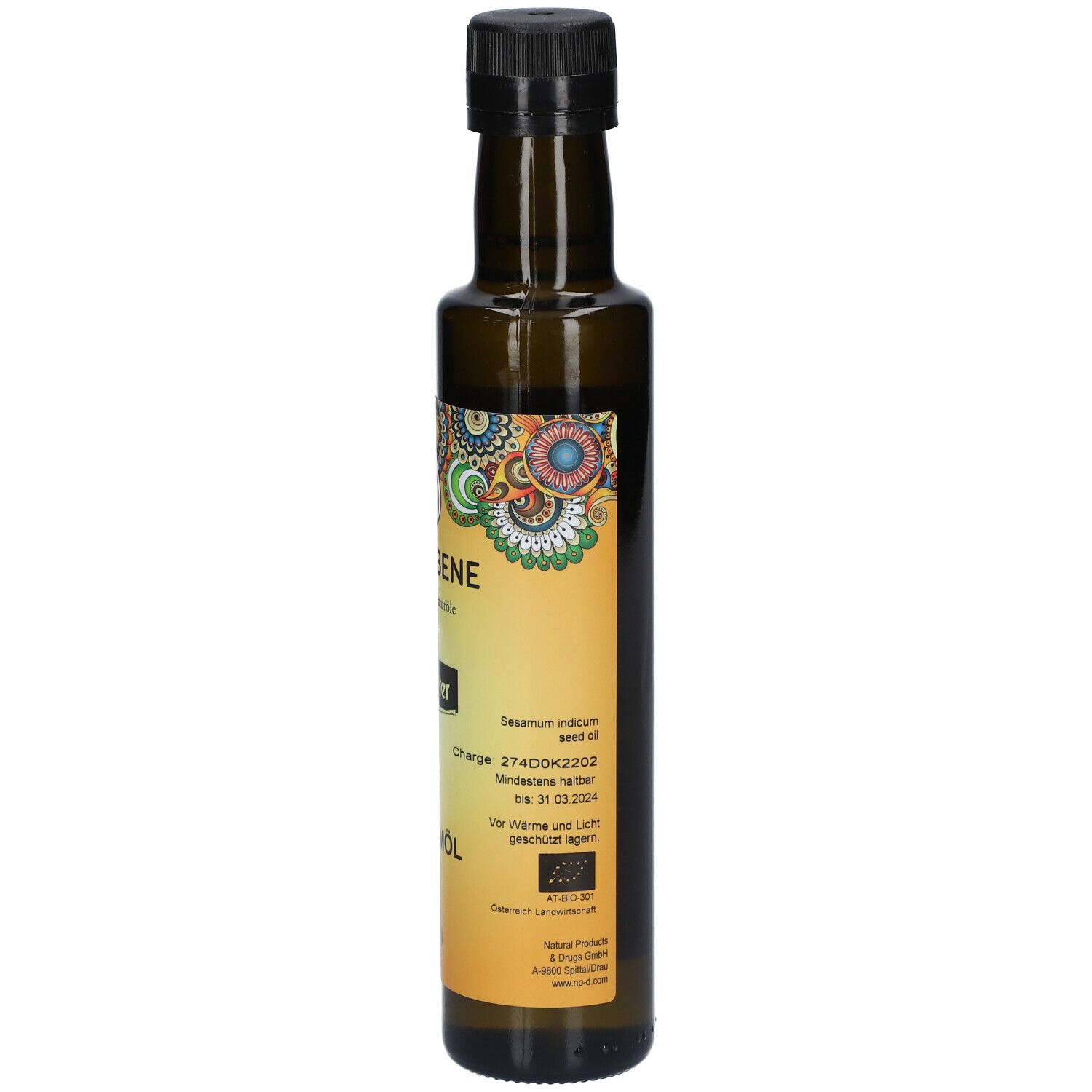 Dos de la bouteille en verre brun. Étiquette avec informations, dont "Sesamum indicum seed oil" et date de péremption.