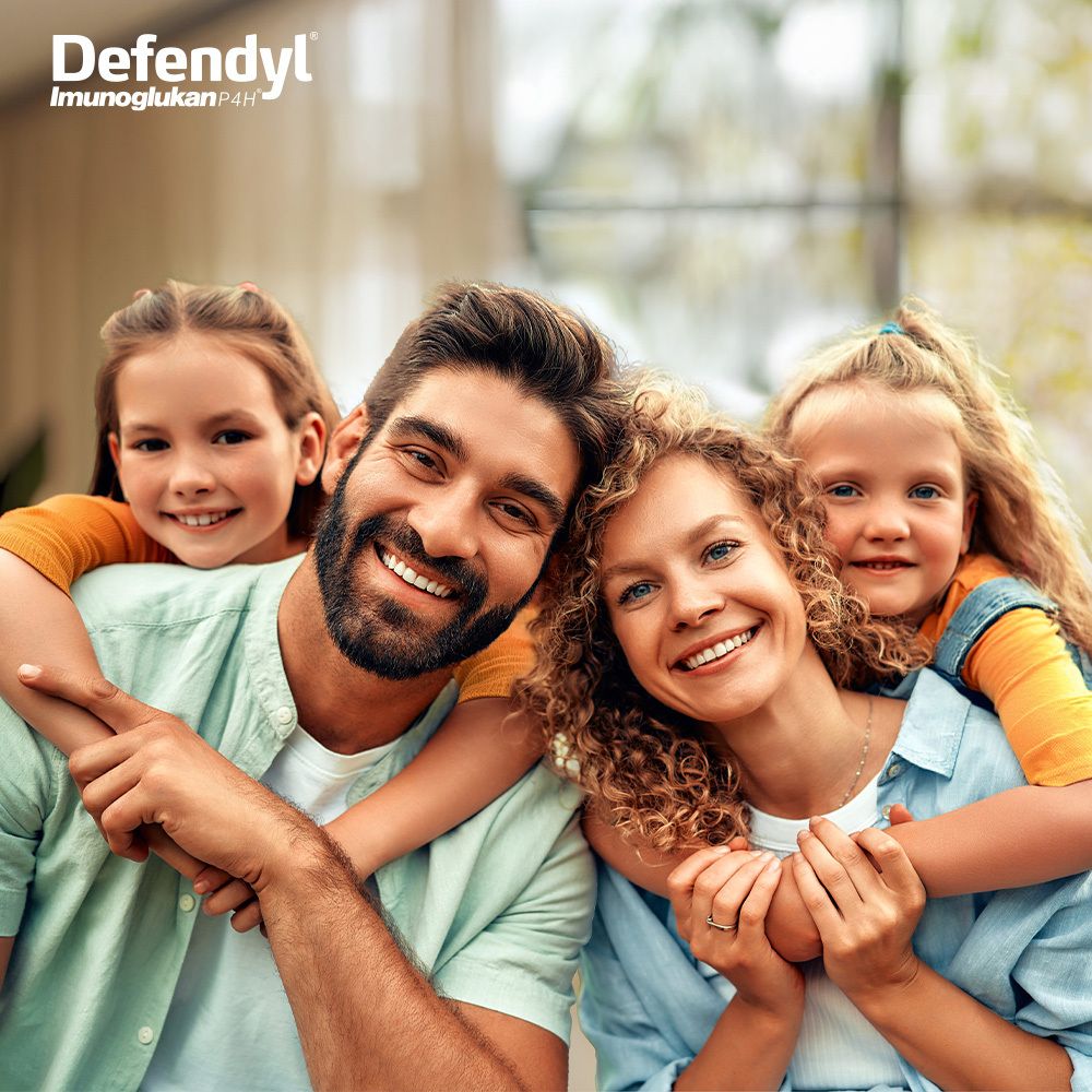 Familie lächelt in die Kamera. Defendyl-Imunoglukan P4H Logo. Glückliche Familie.