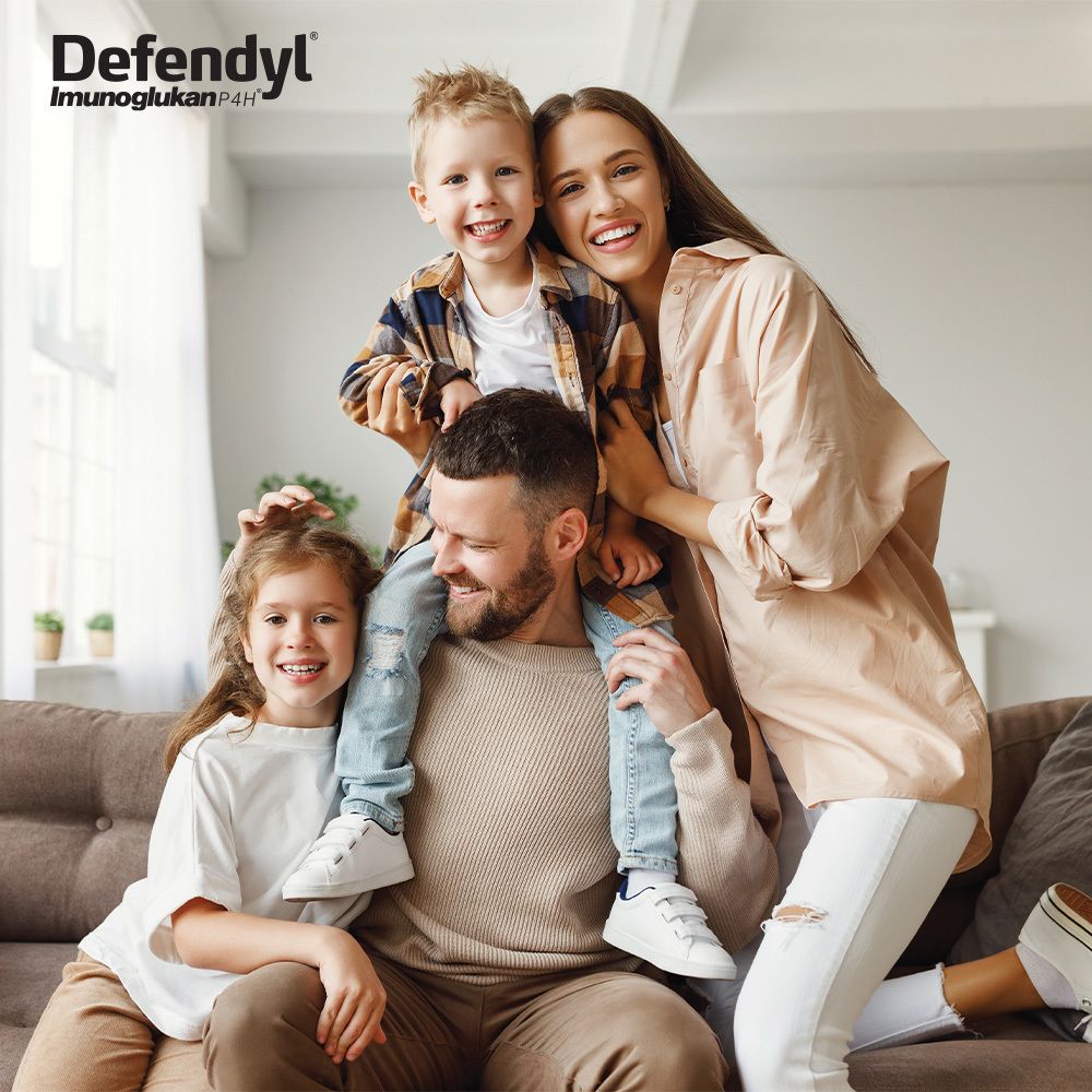 Familie mit Kind auf Schultern. Defendyl-Imunoglukan P4H Logo. Glückliche Familie.