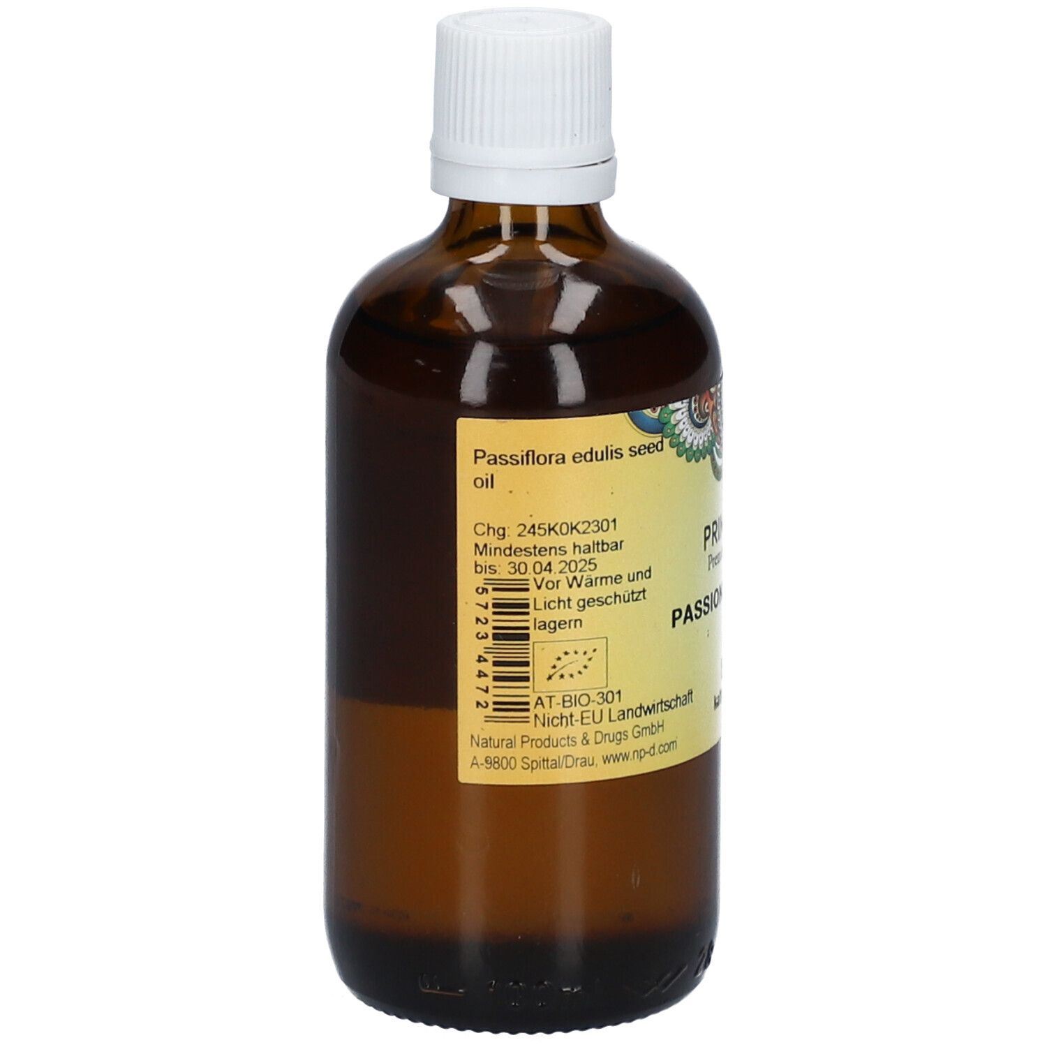 Braune Glasflasche mit weißem Deckel. Rückseite mit Etikett und Text. Aufschrift: Passiflora edulis seed oil.