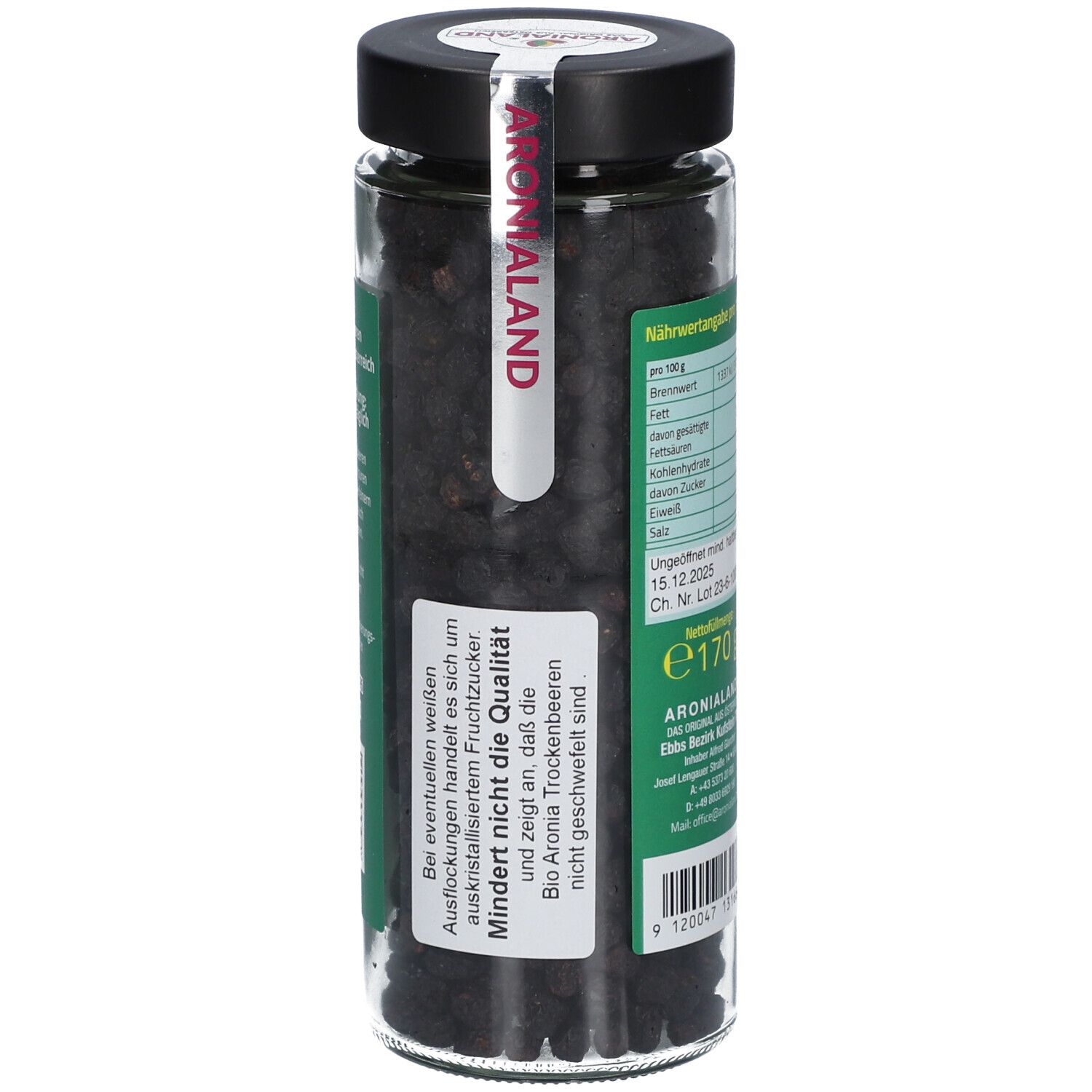 Glas mit getrockneten Aronia-Beeren. Etikett mit Produktinformationen und Text. Schwarzer Deckel. Weißes Siegel.