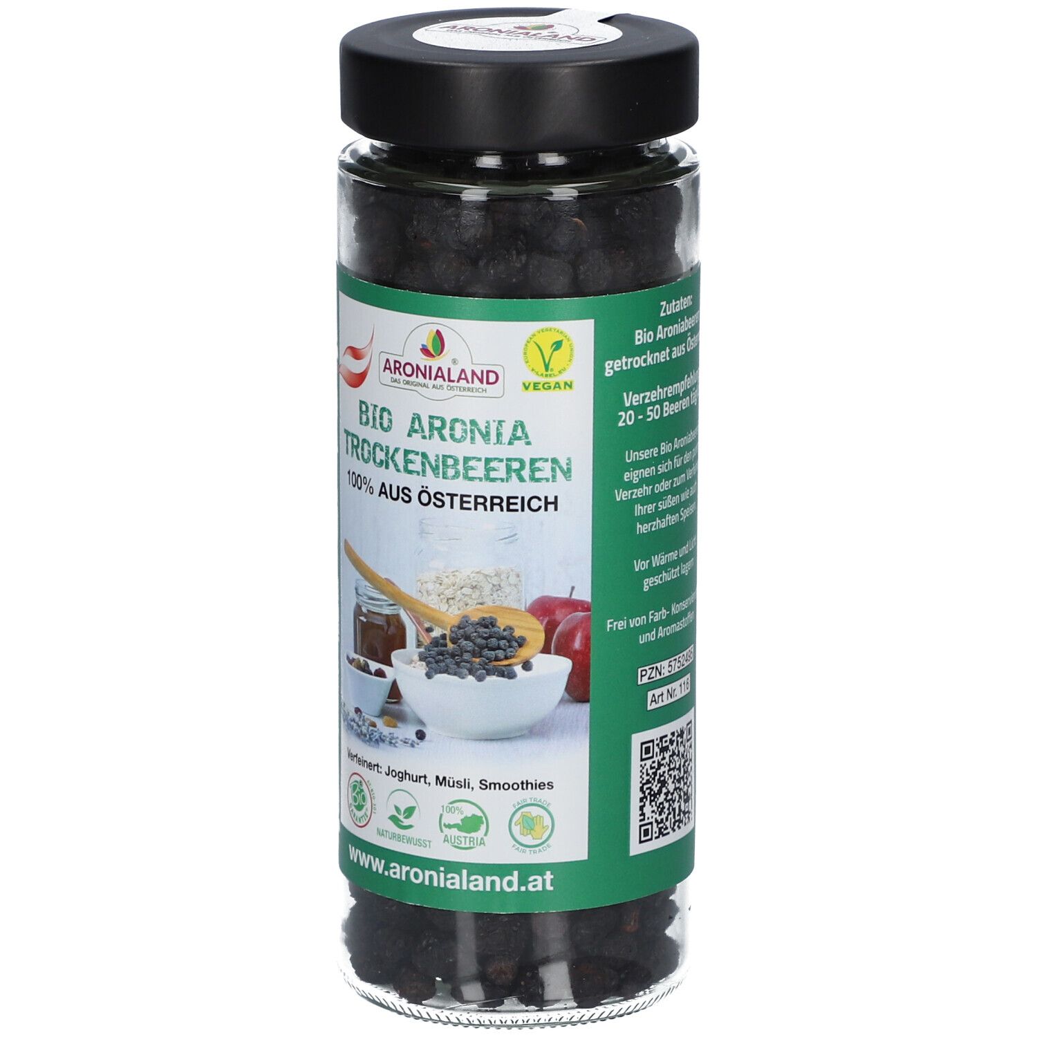Glas mit getrockneten Aronia-Beeren. Grün-weißes Etikett mit Produktname, Logo und Illustrationen. Schwarzer Deckel.