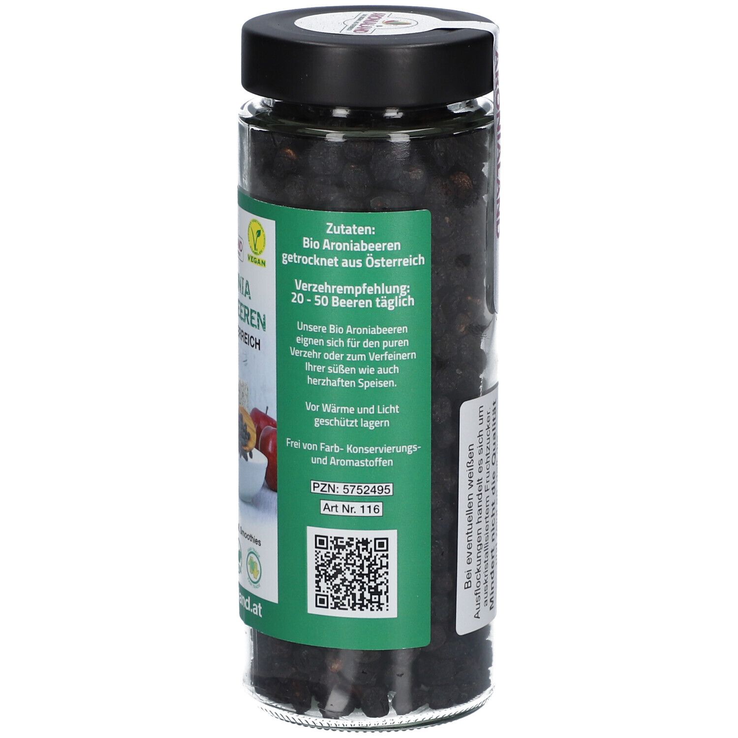 Glas mit getrockneten Aronia-Beeren. Etikett mit Produktinformationen und Text. Schwarzer Deckel.