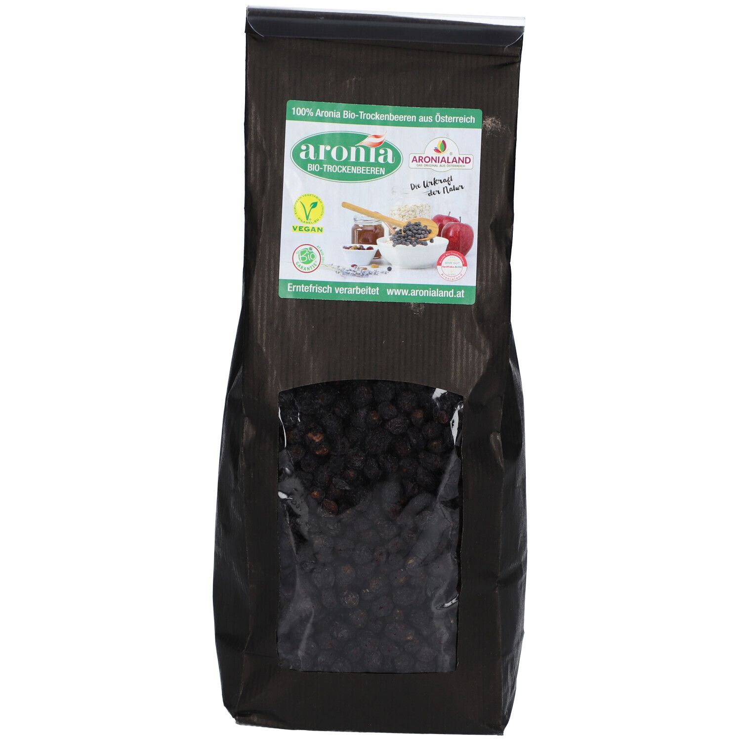 Schwarze Papiertüte mit Sichtfenster. Enthält getrocknete Aroniabeeren. Grün-weißes Etikett mit Produktinformationen und Logo.