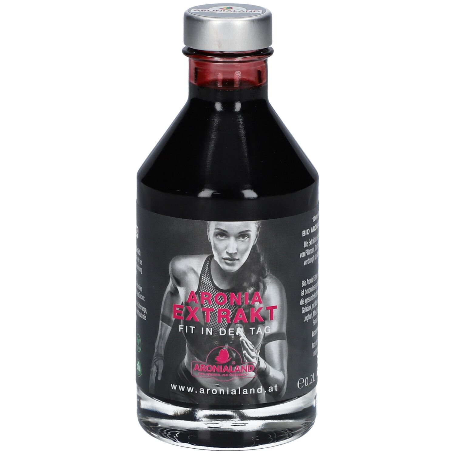 Glasflasche mit dunklem Inhalt. Etikett mit Aufschrift ARONIA EXTRAKT, Frau im Sport-Outfit. www.aronialand.at.