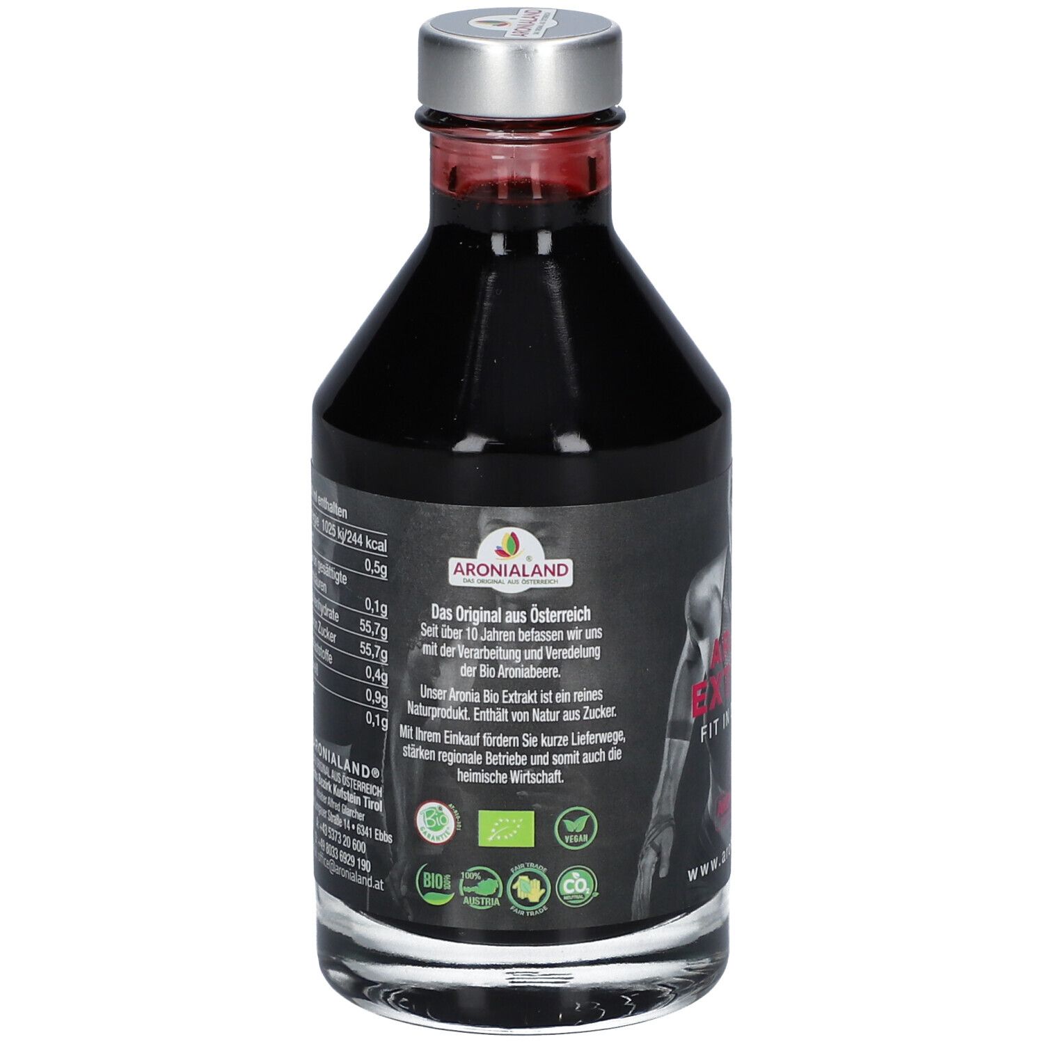 Glasflasche mit dunklem Inhalt. Etikett mit Text: ARONIALAND, Bio Aronia Extrakt. Logo mit Bio-Siegel. www.aronialand.at.