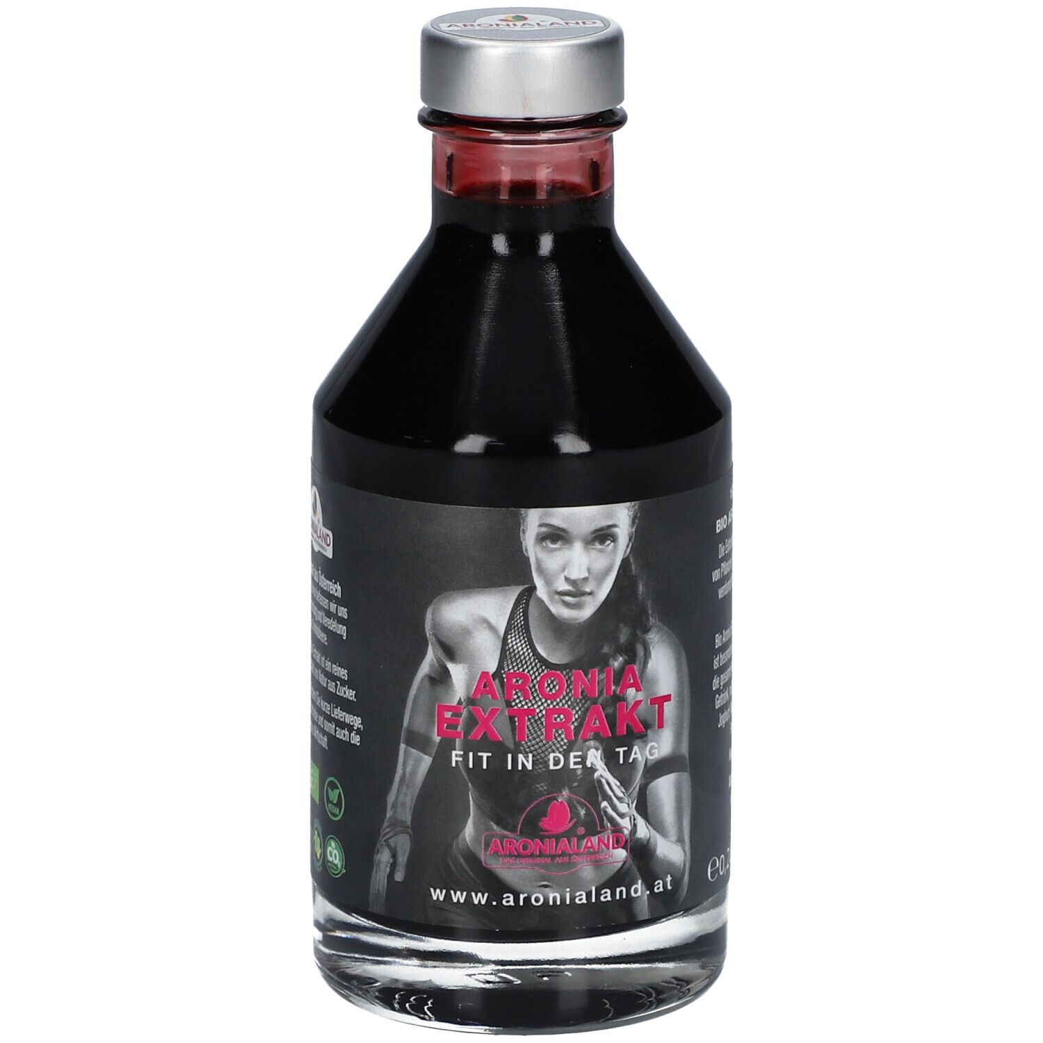 Glasflasche mit dunklem Inhalt. Etikett mit Aufschrift ARONIA EXTRAKT, Frau im Sport-Outfit. www.aronialand.at.