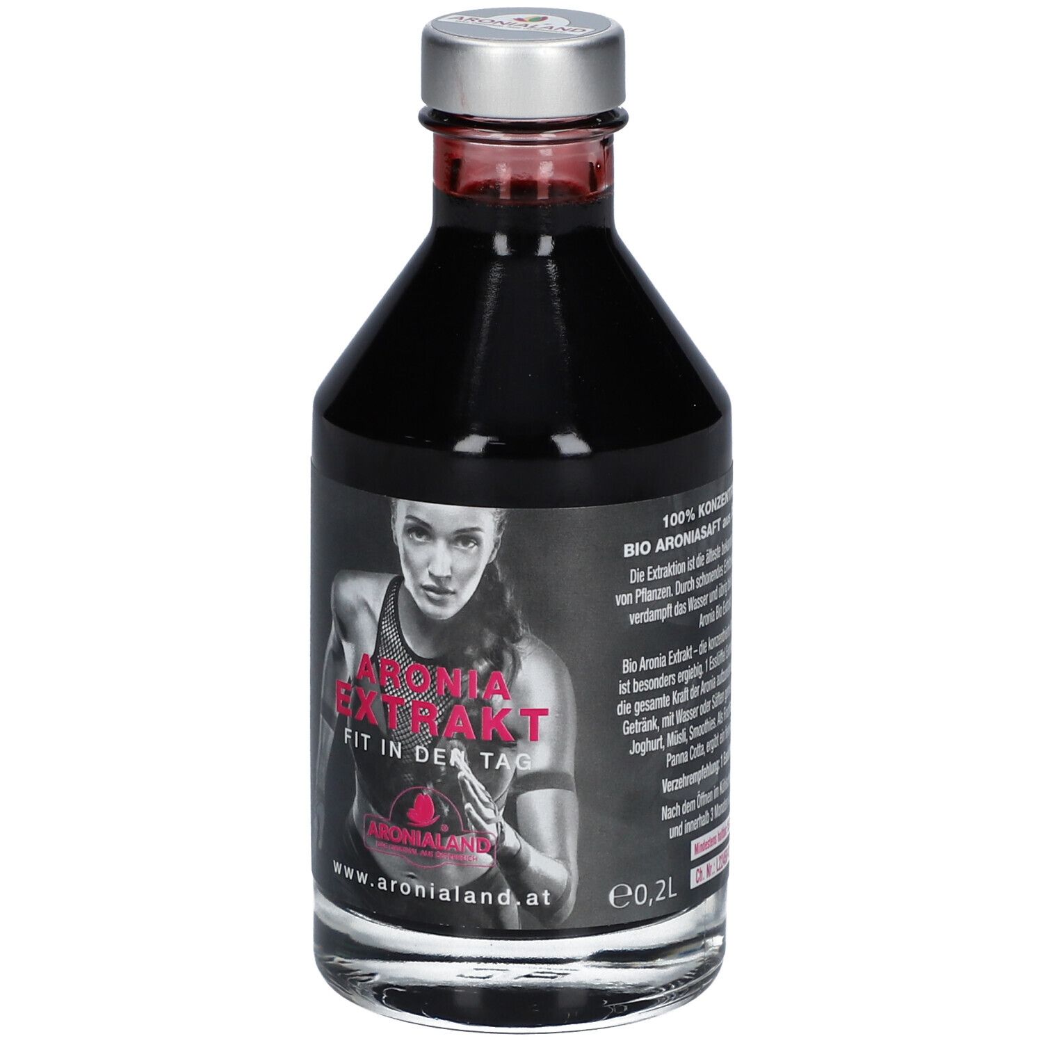 Glasflasche mit dunklem Inhalt. Etikett mit Aufschrift ARONIA EXTRAKT, Frau im Sport-Outfit. e0,2L. www.aronialand.at.
