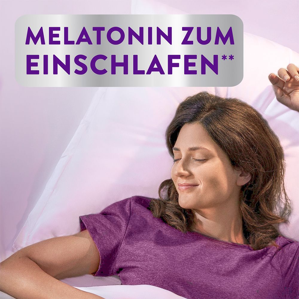 Frau im Bett. Text: Melatonin zum Einschlafen. Hintergrund: Lila.