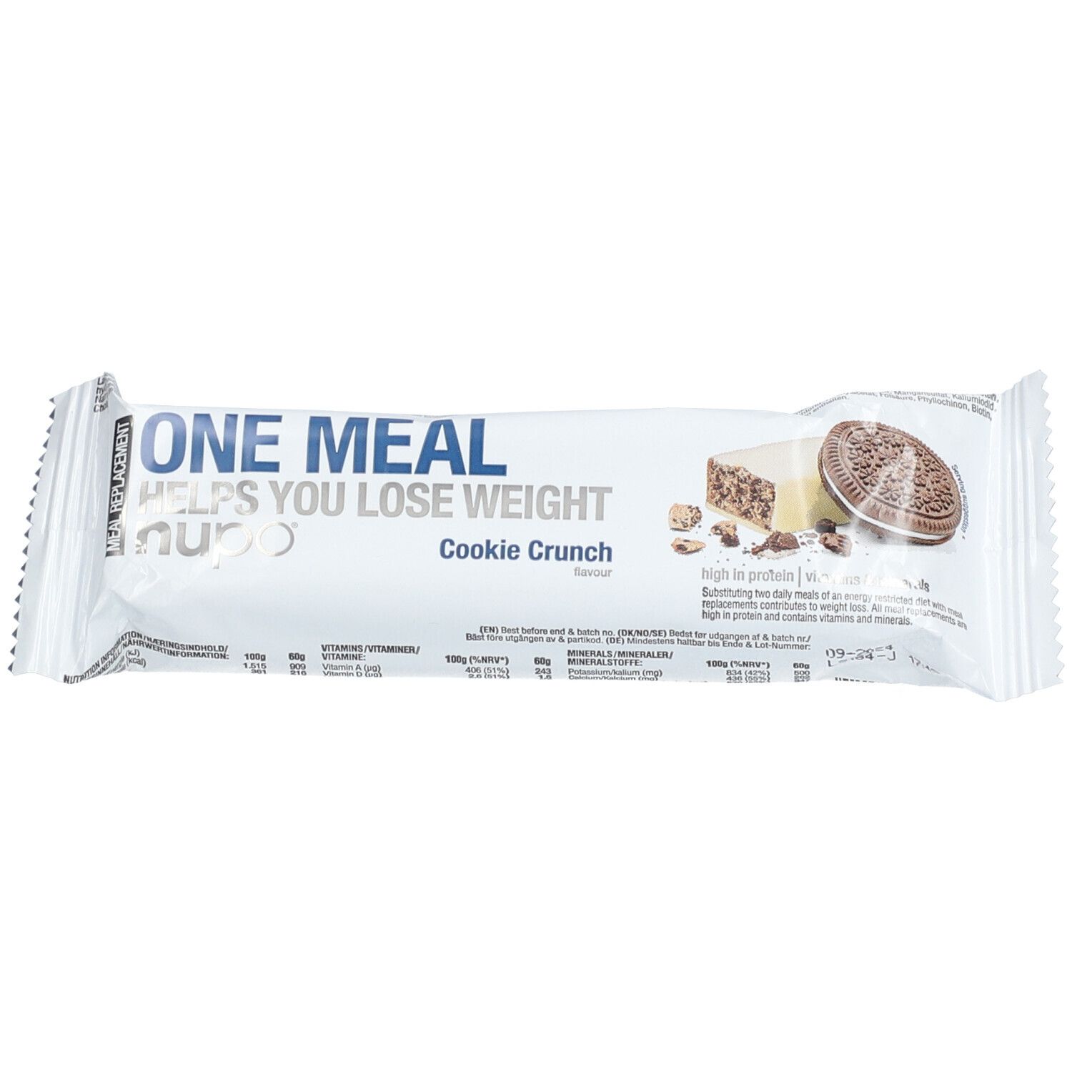 Verpackte Riegel. Aufschrift: ONE MEAL, Cookie Crunch. Abbildung eines Keks. Weiße Verpackung mit blauer Schrift.