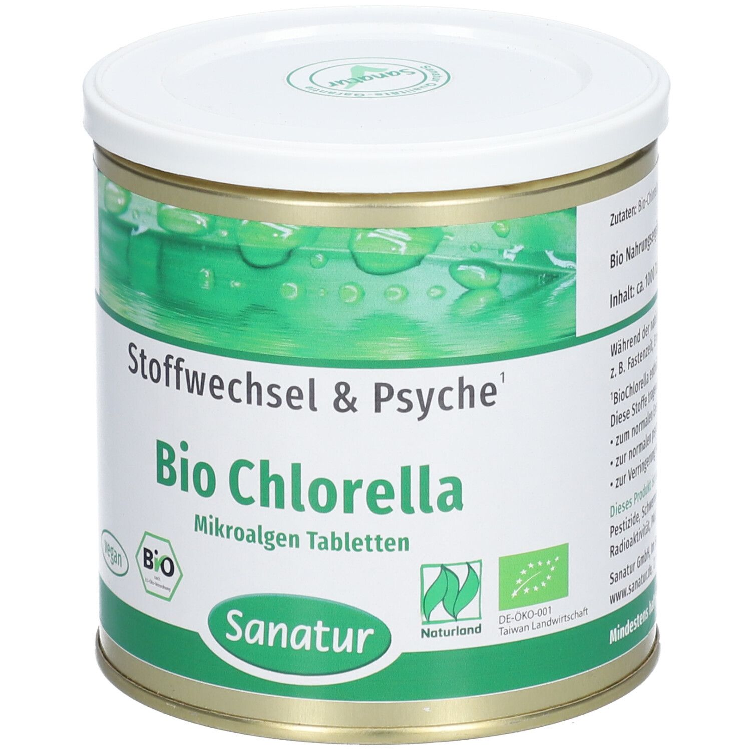 Runde Dose mit weißem Deckel. Aufschrift: Bio Chlorella Mikroalgen Tabletten. Sanatur-Logo. Bio-Siegel. Naturland-Siegel. Dose aus Metall.