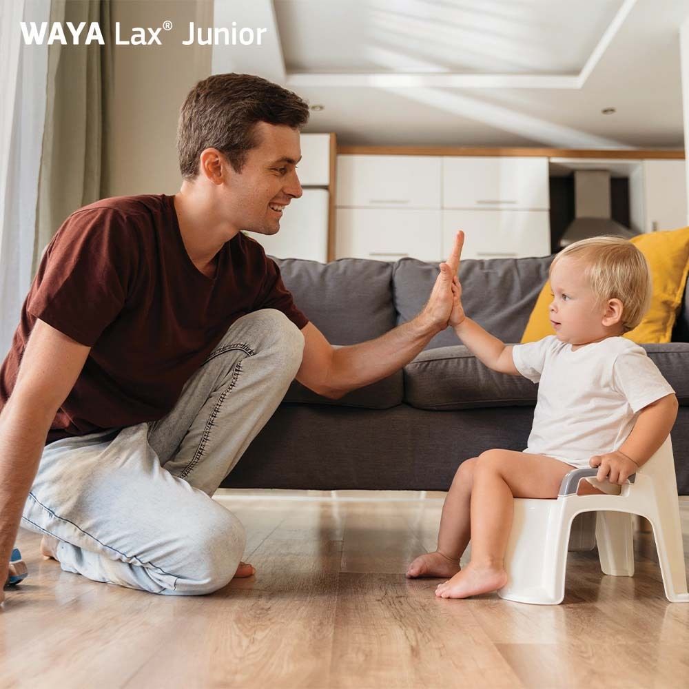 Vater und Kind. Kind auf Töpfchen. Keine WAYA Lax® Junior Produkte sichtbar.