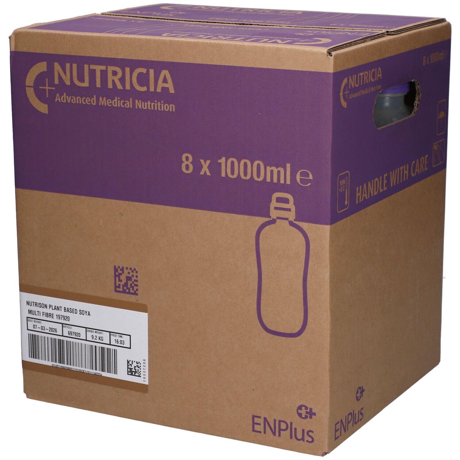 Karton mit Nutrison Soya Multi Fibre. 8 x 1000ml. Marke Nutricia. Aufdrucke: ENPlus, Barcode, Produktinformationen.