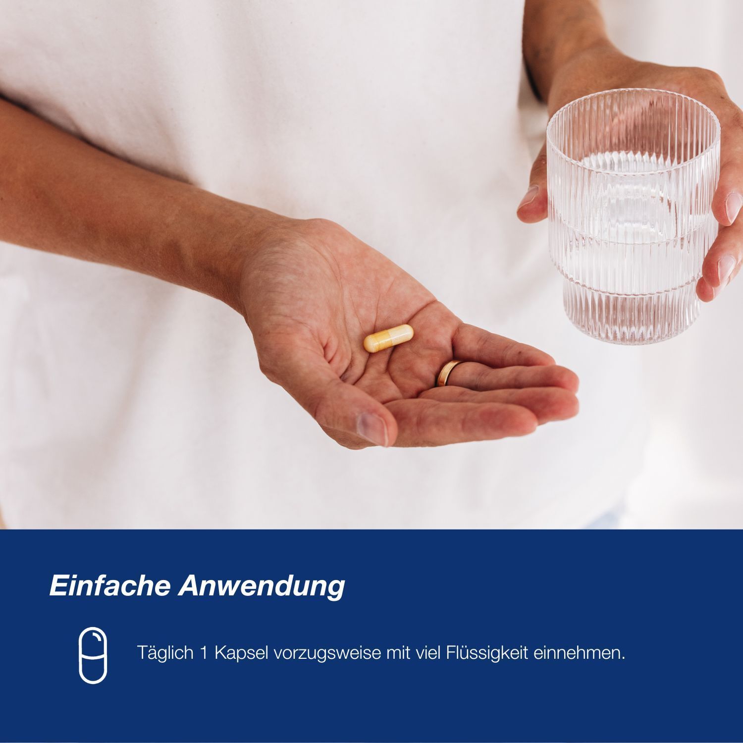 Person hält Kapsel und Glas Wasser. Text: "Einfache Anwendung". Einnahme mit Flüssigkeit.