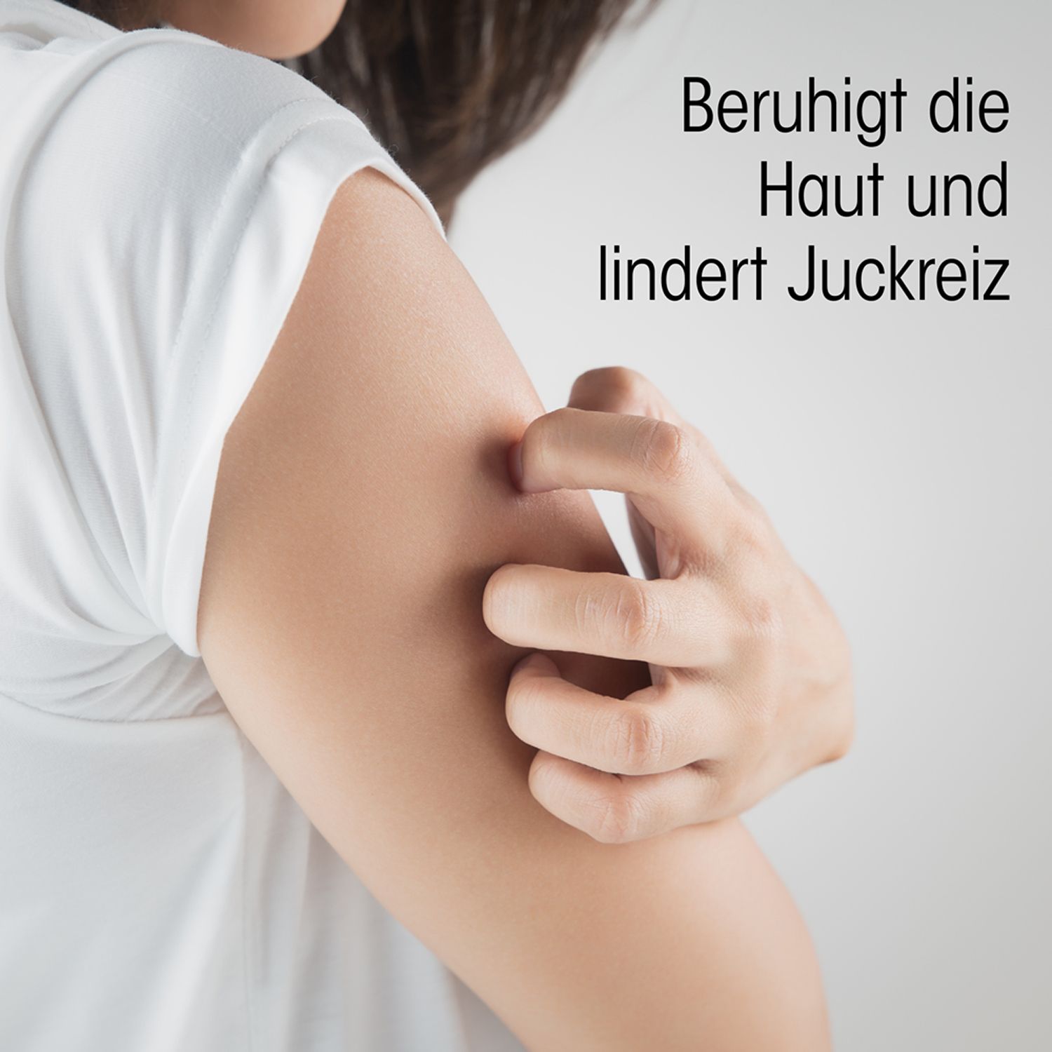 Person kratzt sich am Arm. Text: Beruhigt die Haut und lindert Juckreiz.