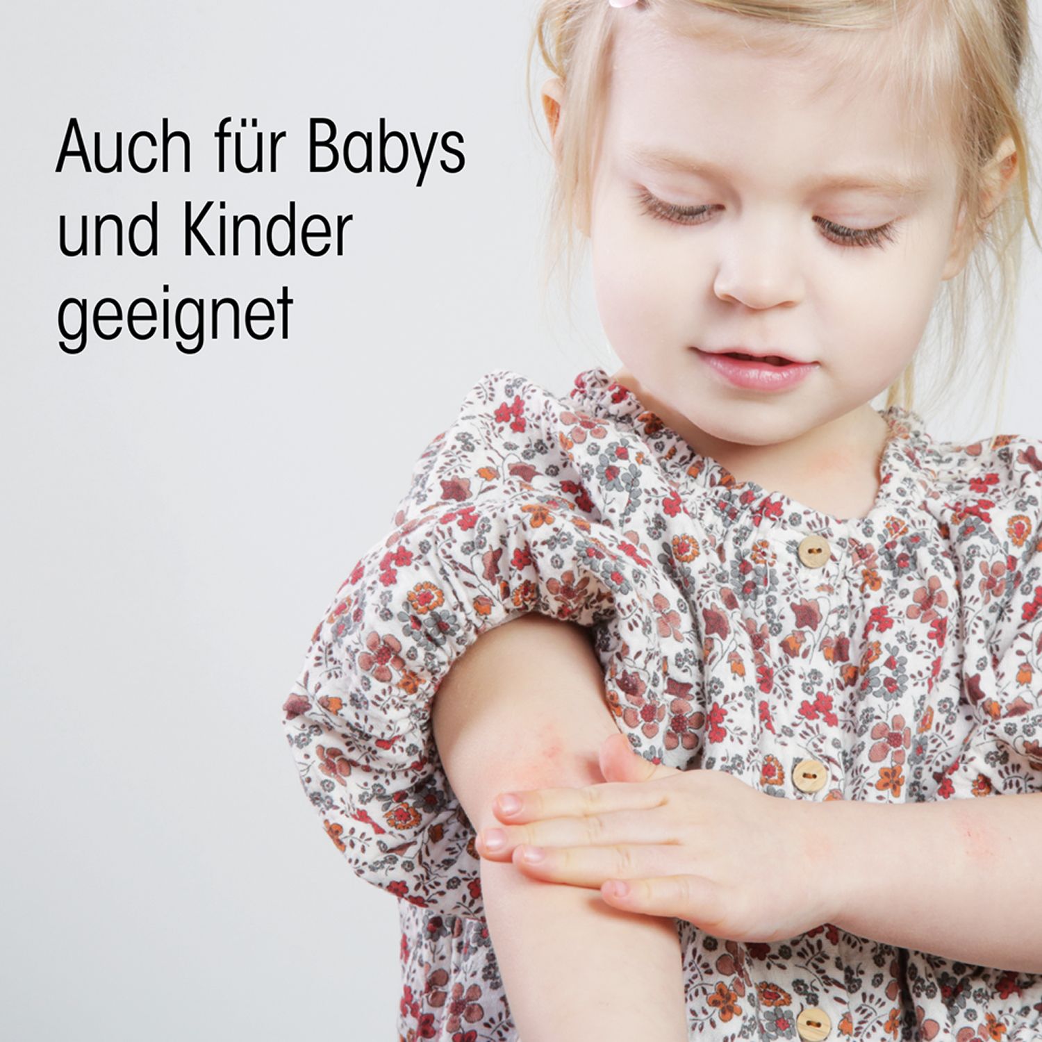 Kleines Mädchen kratzt sich am Arm. Text: Auch für Babys und Kinder geeignet.