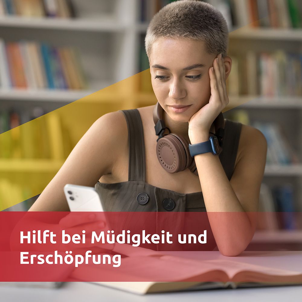 Junge Frau liest in einem Buch. Text: Hilft bei Müdigkeit und Erschöpfung.