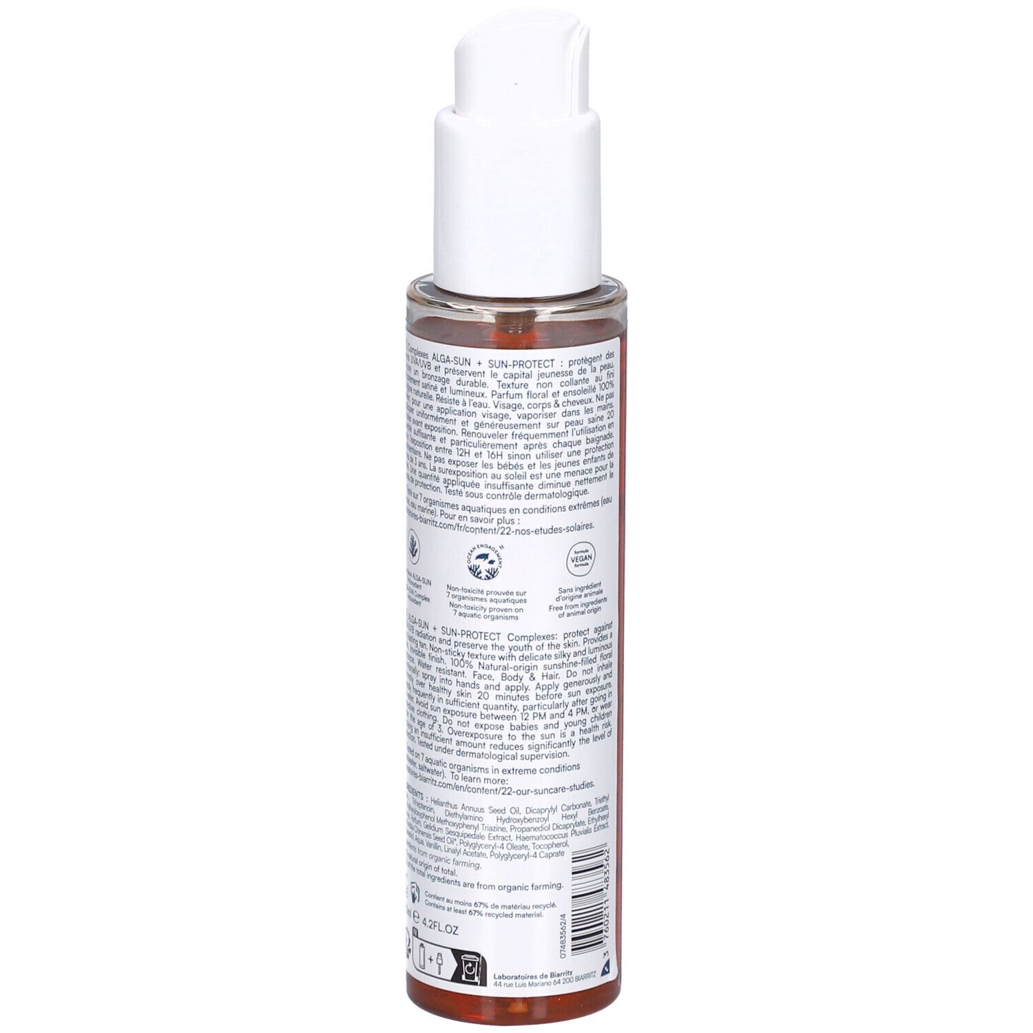 Rückseite des Sonnenschutzöls. Text auf Etikett. Flasche mit weißem Pumpkopf. Rote Flüssigkeit sichtbar. Informationen über Inhaltsstoffe.