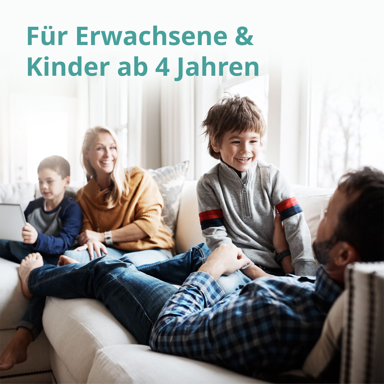 Familie auf dem Sofa. Text: Für Erwachsene & Kinder ab 4 Jahren.