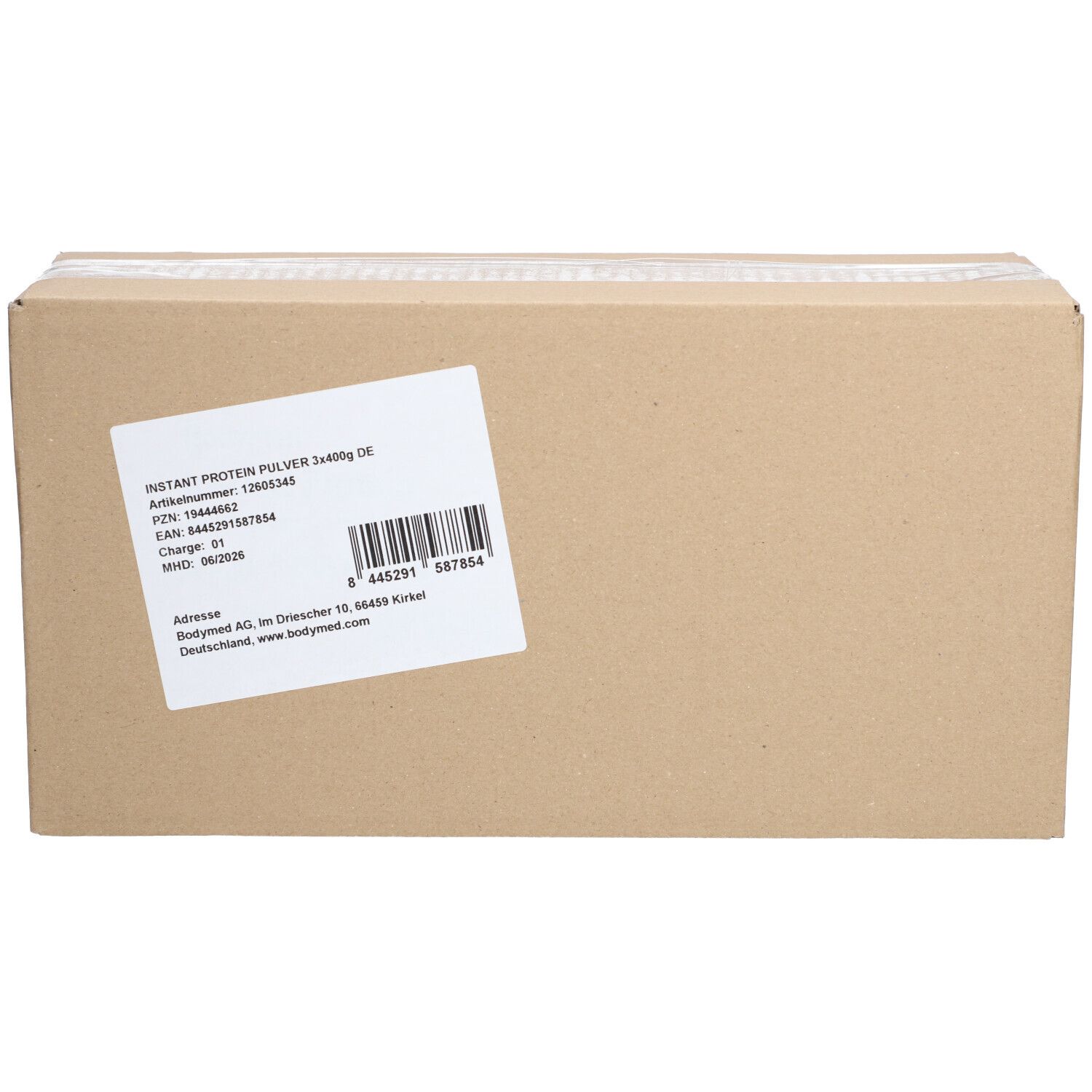 Karton mit Aufkleber. Auf dem Aufkleber steht: INSTANT PROTEIN PULVER 2x400g DE, Artikelnummer, PZN, EAN, Charge, MHD, Adresse und Barcode.