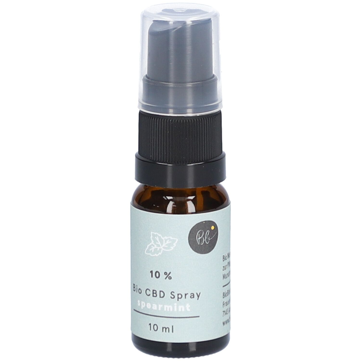 Braunglas-Sprayflasche mit schwarzem Sprühkopf und klarer Kappe. Aufkleber mit Text: 10% Bio CBD Spray Spearmint, 10 ml. Logo.
