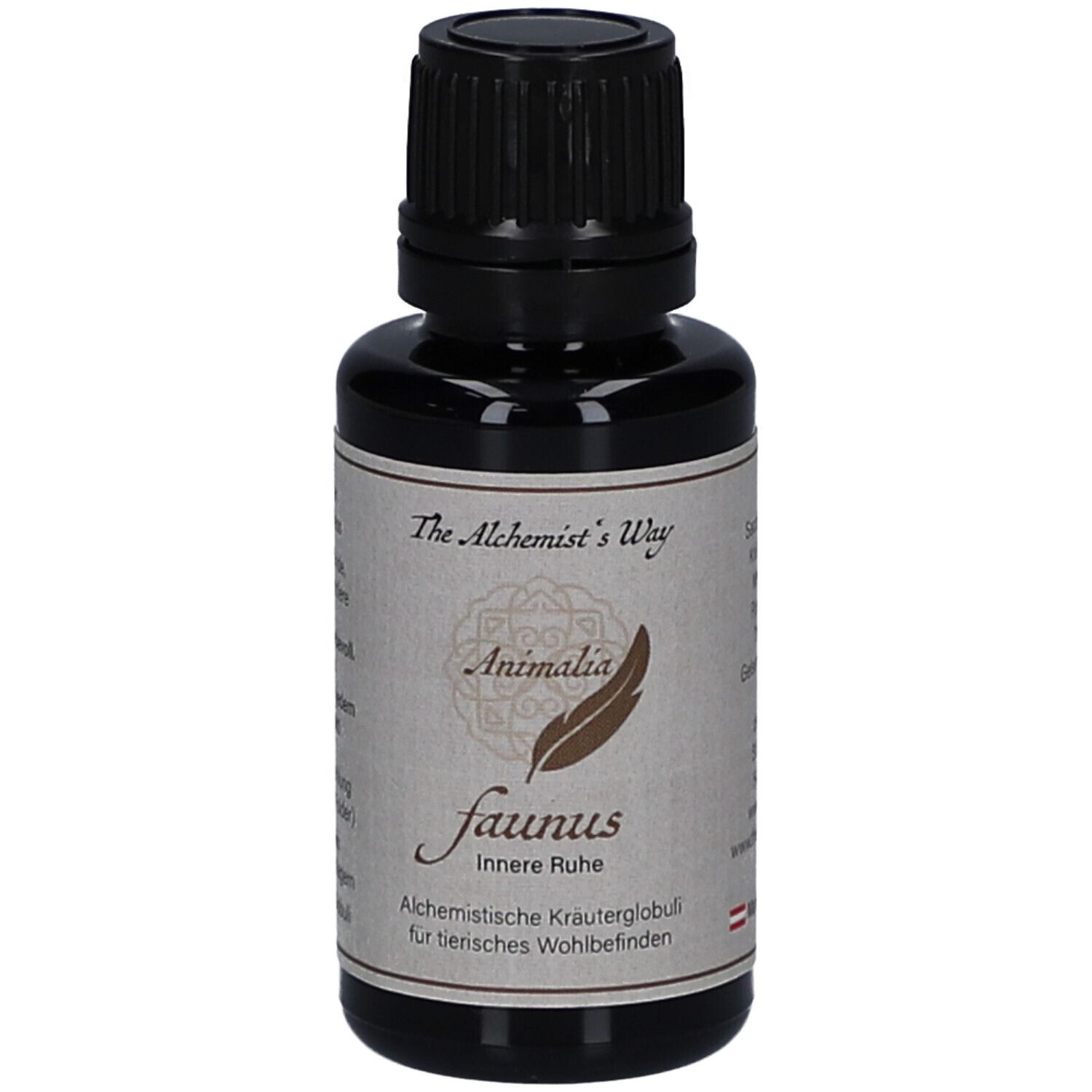 Braune Glasflasche mit schwarzem Deckel. Etikett mit Text: The Alchemist's Way, Animalia faunus Innere Ruhe. Alchemistische Kräuterglobuli.