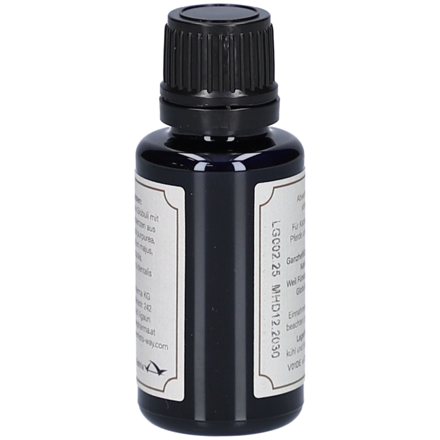 Braune Glasflasche mit schwarzem Deckel. Etikett mit Text und Chargennummer.