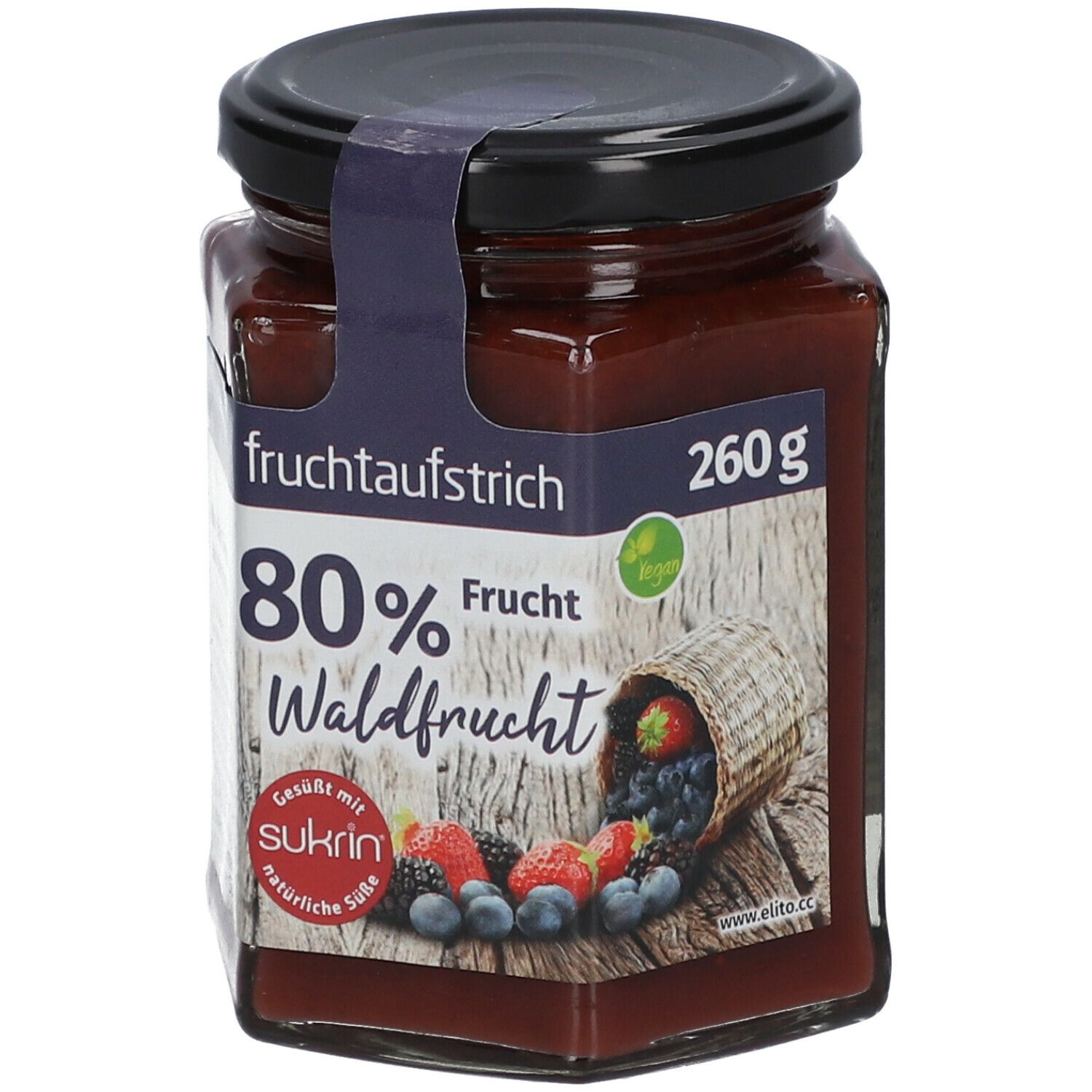 Glas mit rotem Fruchtaufstrich, schwarzem Deckel und Etikett. Auf dem Etikett steht '80% Waldfrüchte' und ein Logo.