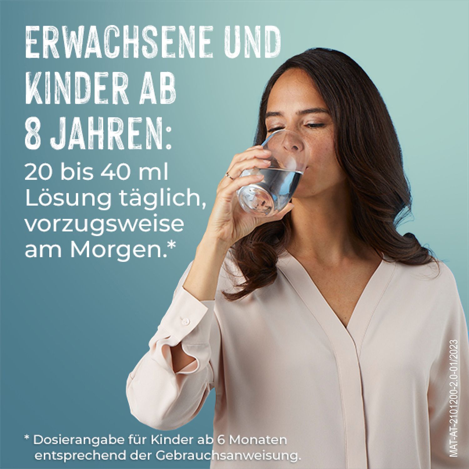 Frau trinkt Wasser. Text: Erwachsene und Kinder ab 8 Jahren: 20 bis 40 ml Lösung täglich, vorzugsweise morgens.