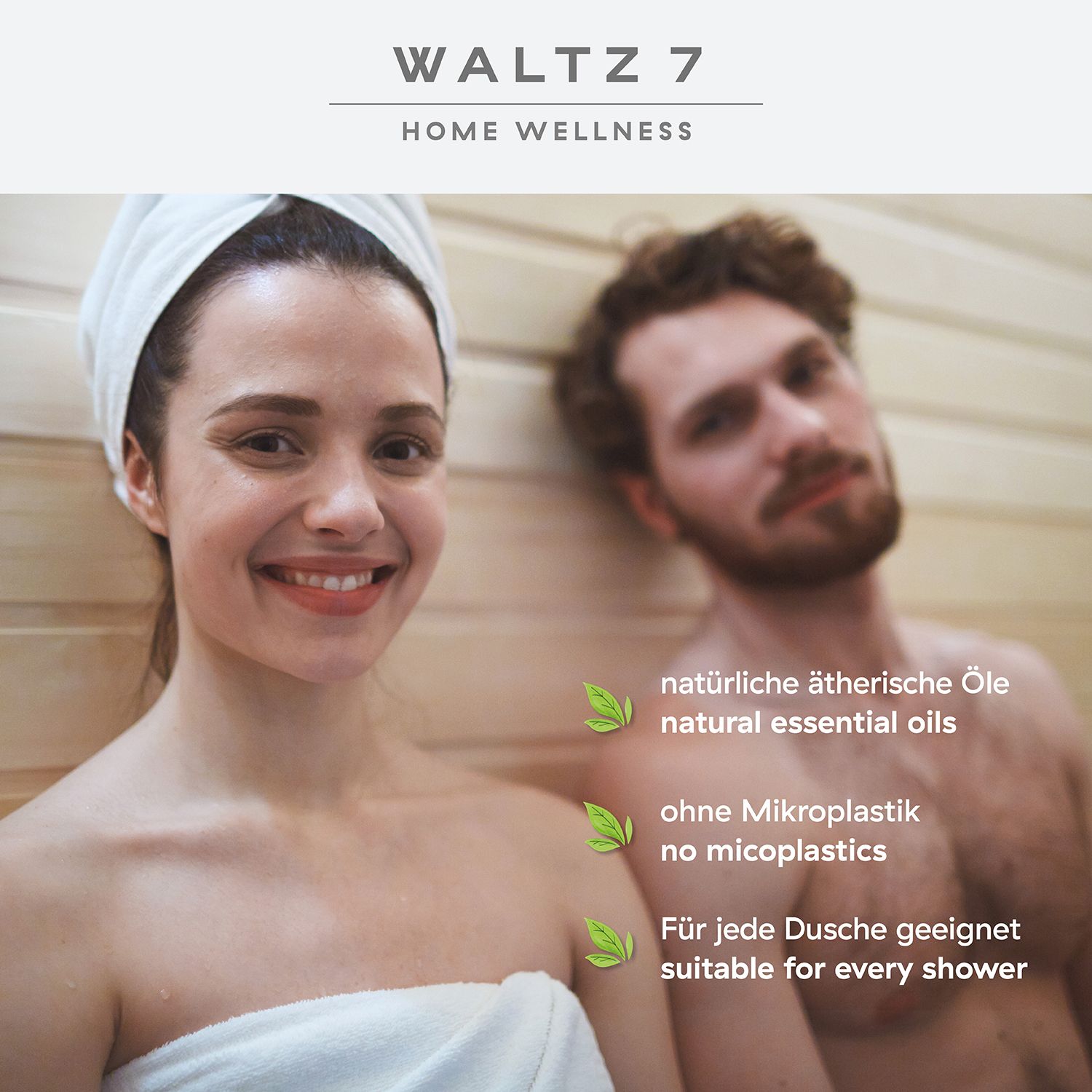 Frau und Mann in Sauna. Frau mit Handtuch und Turban. Text: natürliche ätherische Öle, ohne Mikroplastik, für jede Dusche geeignet.