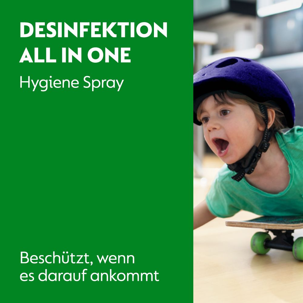 Kind auf Skateboard mit Helm. Grüner Hintergrund. Text: Desinfektion All in One Hygiene Spray. Schützt, wenn es darauf ankommt.