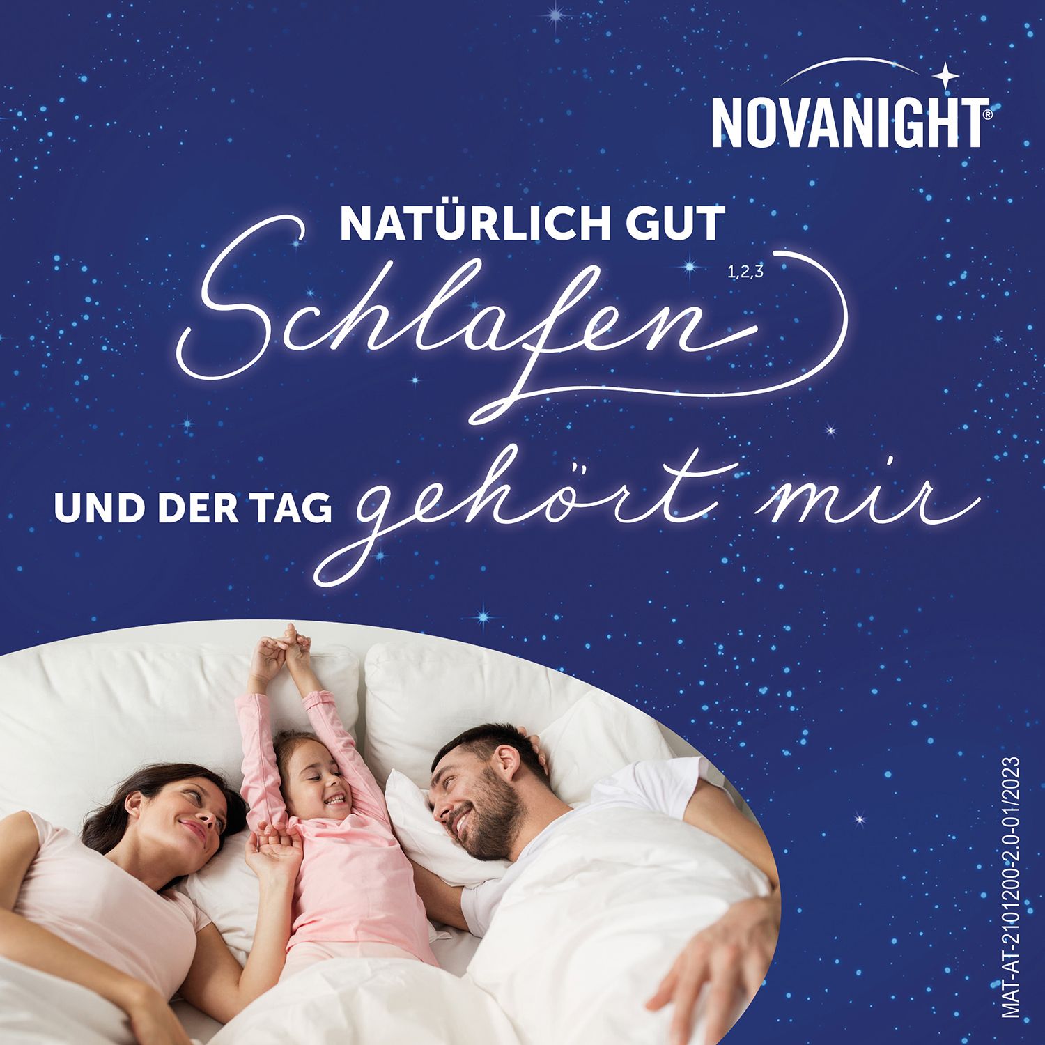 Familie im Bett. Text: Natürlich gut schlafen und der Tag gehört mir. Blauer Hintergrund mit Sternen.