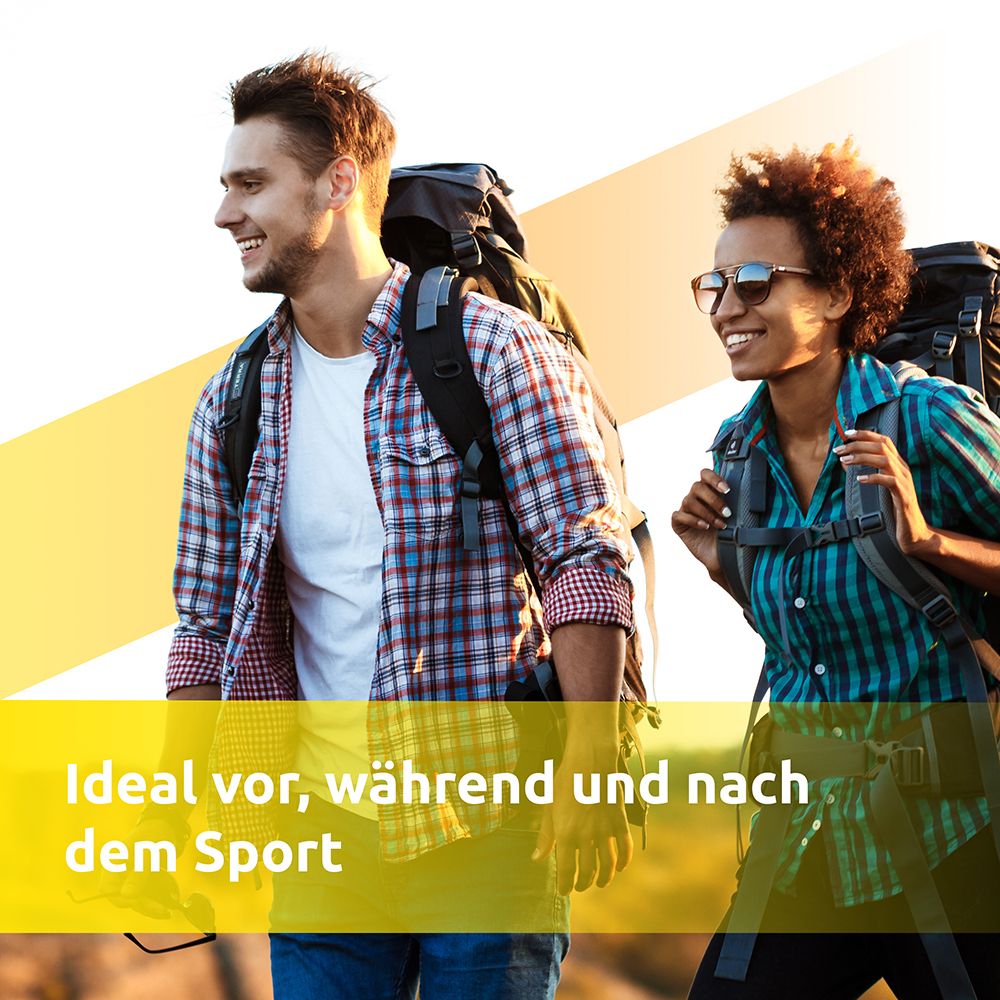 Zwei Personen mit Rucksäcken gehen. Text: Ideal vor, während und nach dem Sport.