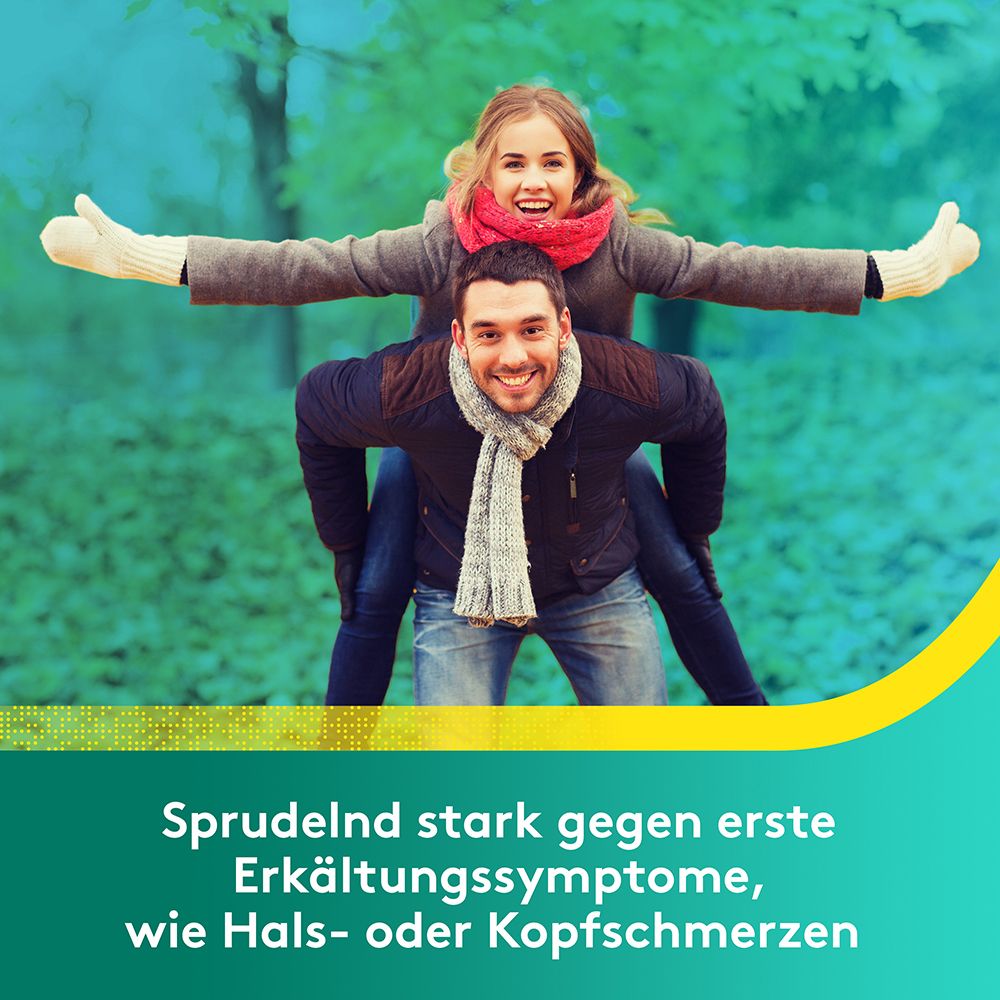 Ein Mann trägt eine Frau auf dem Rücken. Text: Sprudelnd stark gegen erste Erkältungssymptome, wie Hals- oder Kopfschmerzen.