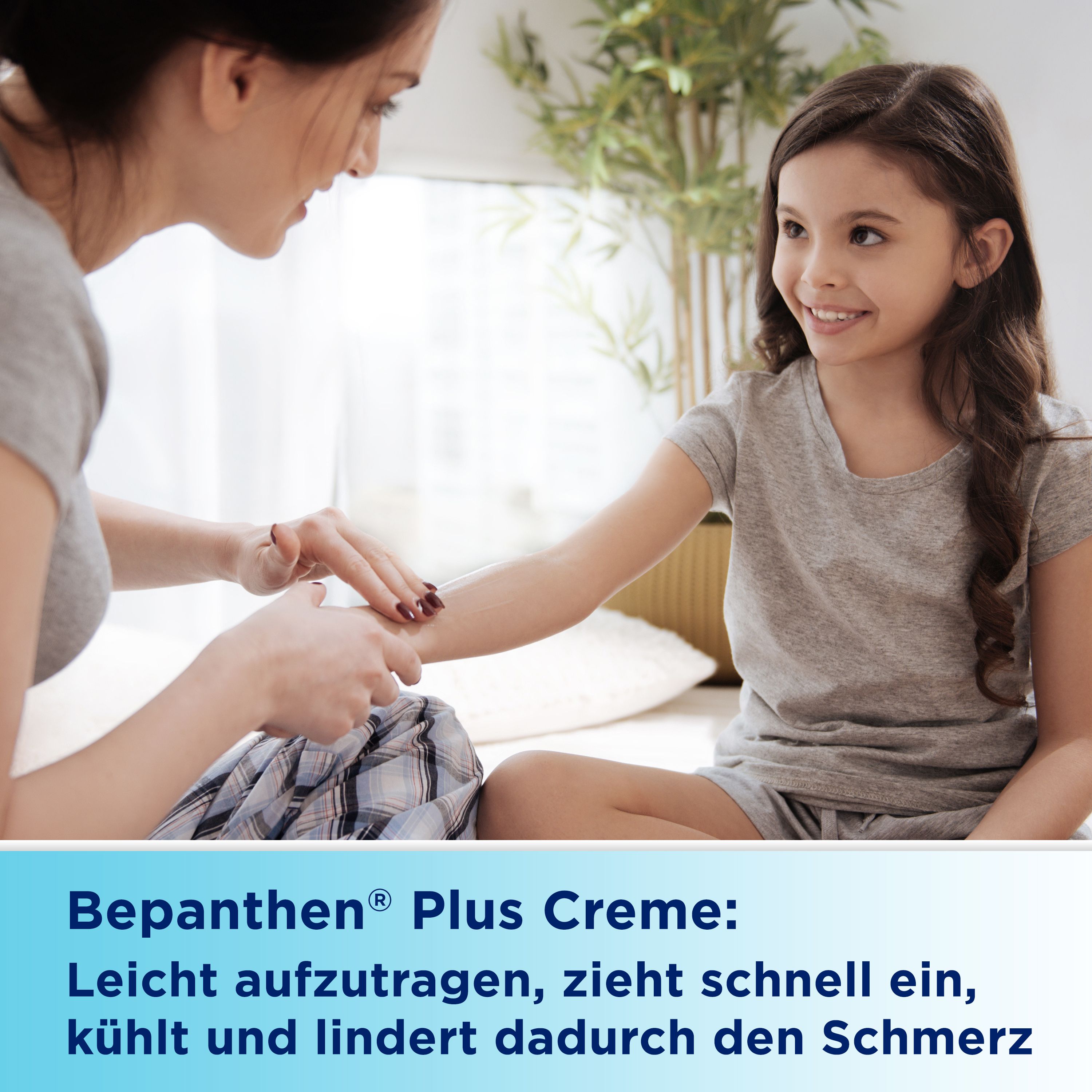 Mutter behandelt Arm eines Kindes mit Creme. Text: Bepanthen® Plus Creme: leicht aufzutragen, kühlt und lindert Schmerz.