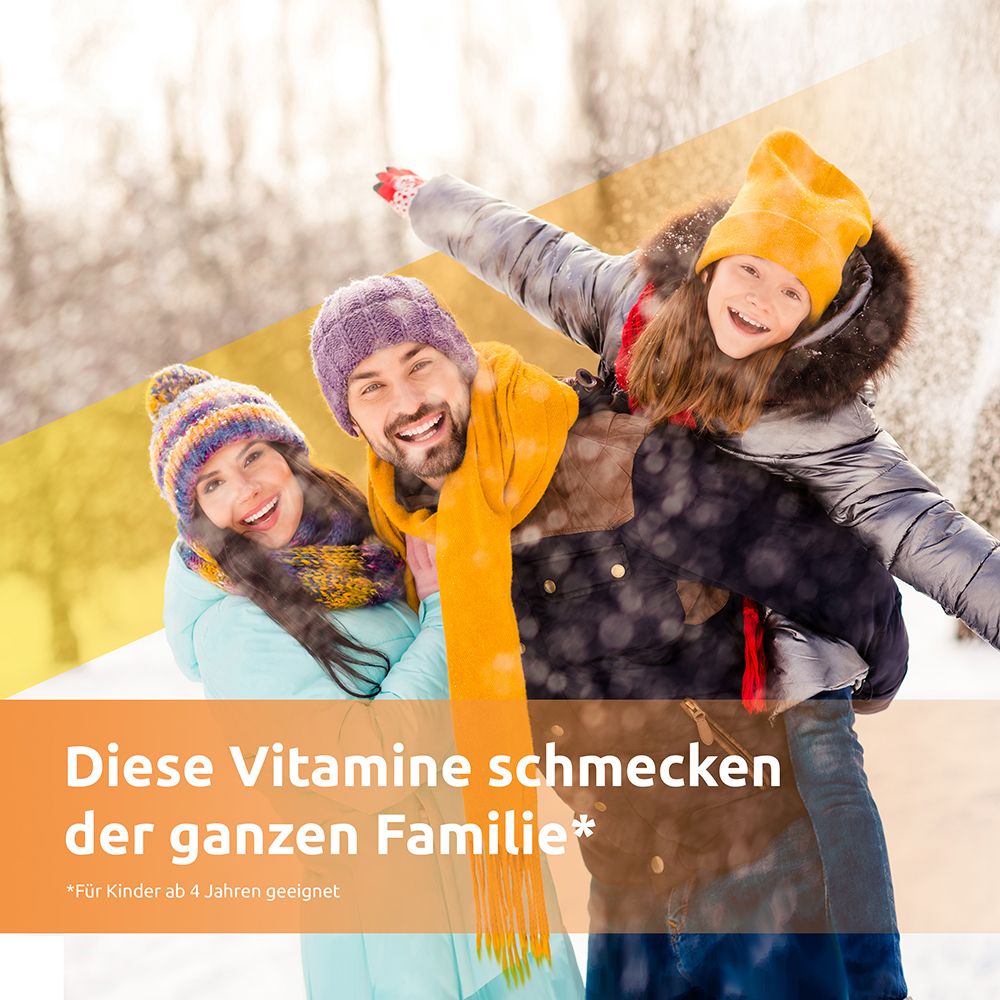 Familie im Winter. Text: Diese Vitamine schmecken der ganzen Familie. Geeignet für Kinder ab 4 Jahren.