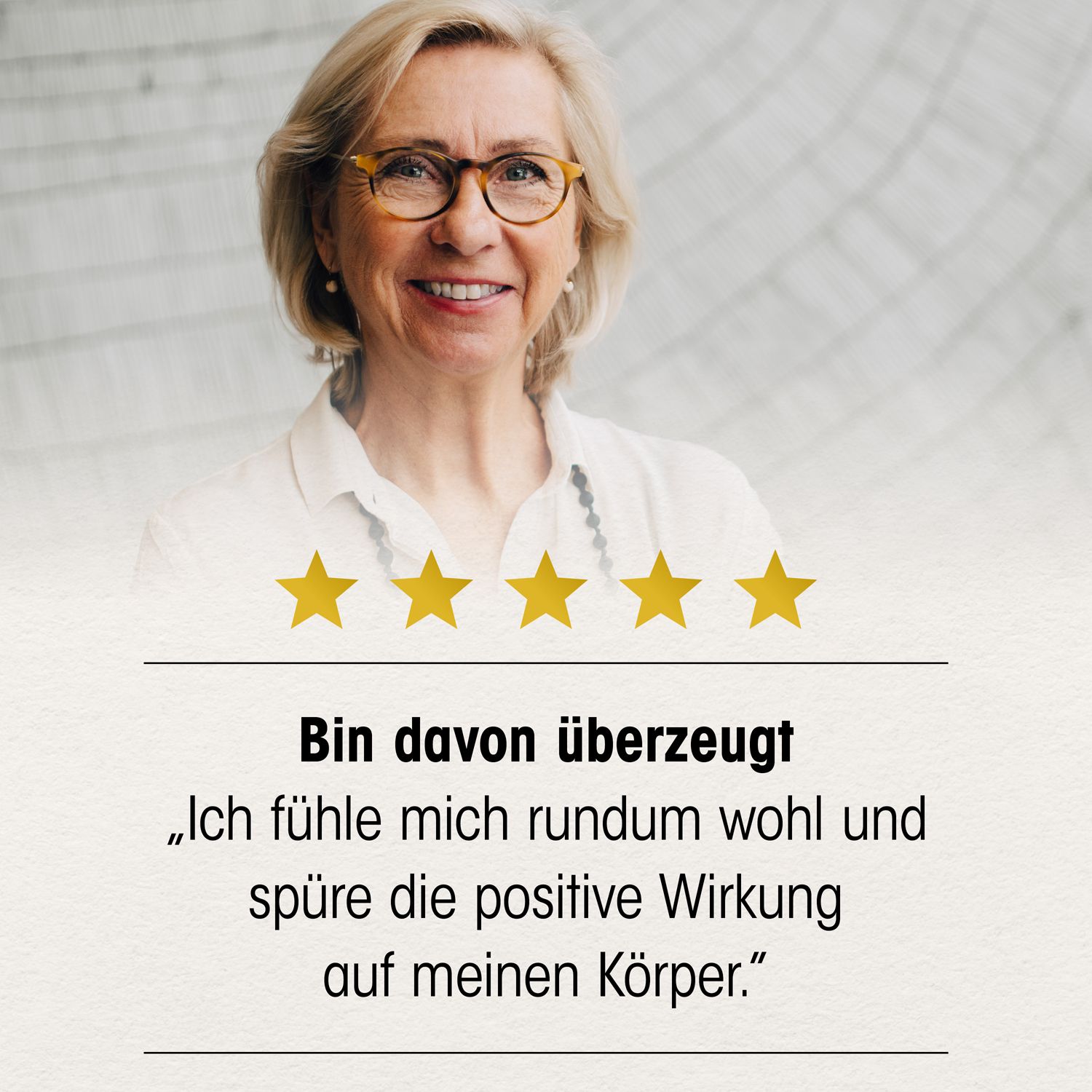 Frau mit Brille, lächelnd. Text: Ich fühle mich rundum wohl und spüre die positive Wirkung auf meinen Körper. Fünf Sterne.