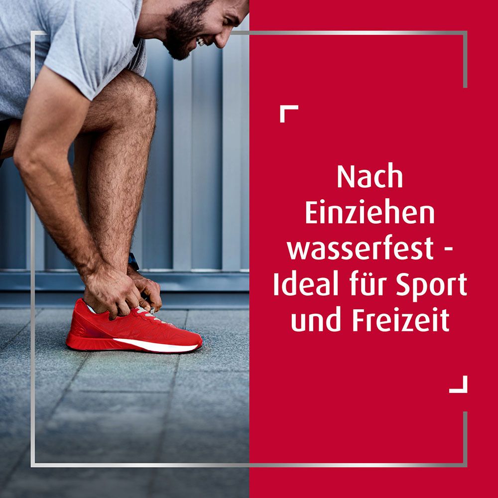 Mann bindet Schnürsenkel. Text: Nach Einziehen wasserfest - Ideal für Sport und Freizeit.