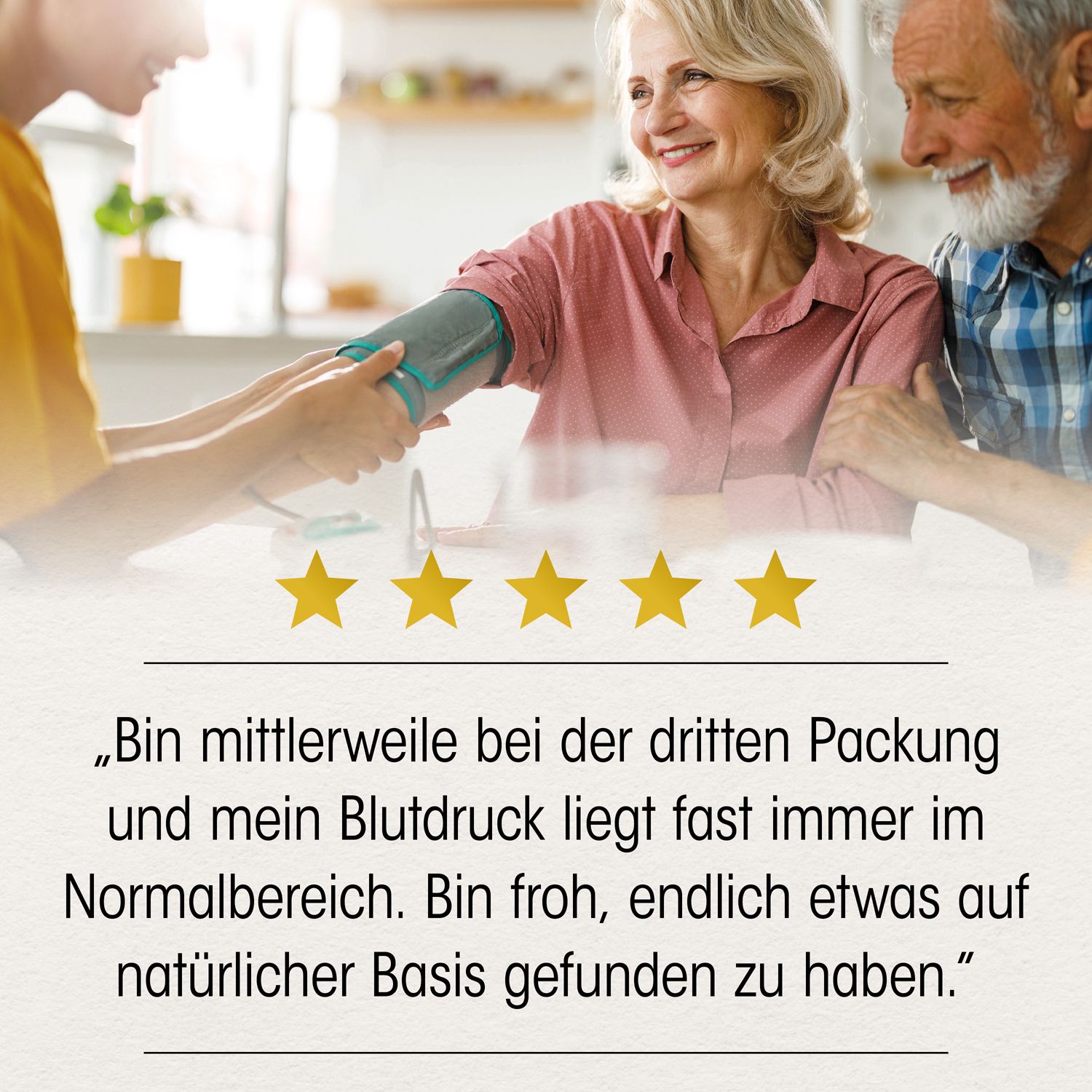 Personen messen Blutdruck. Text: Bewertung mit 5 Sternen. Zitat: Natürliche Basis für den Blutdruck.