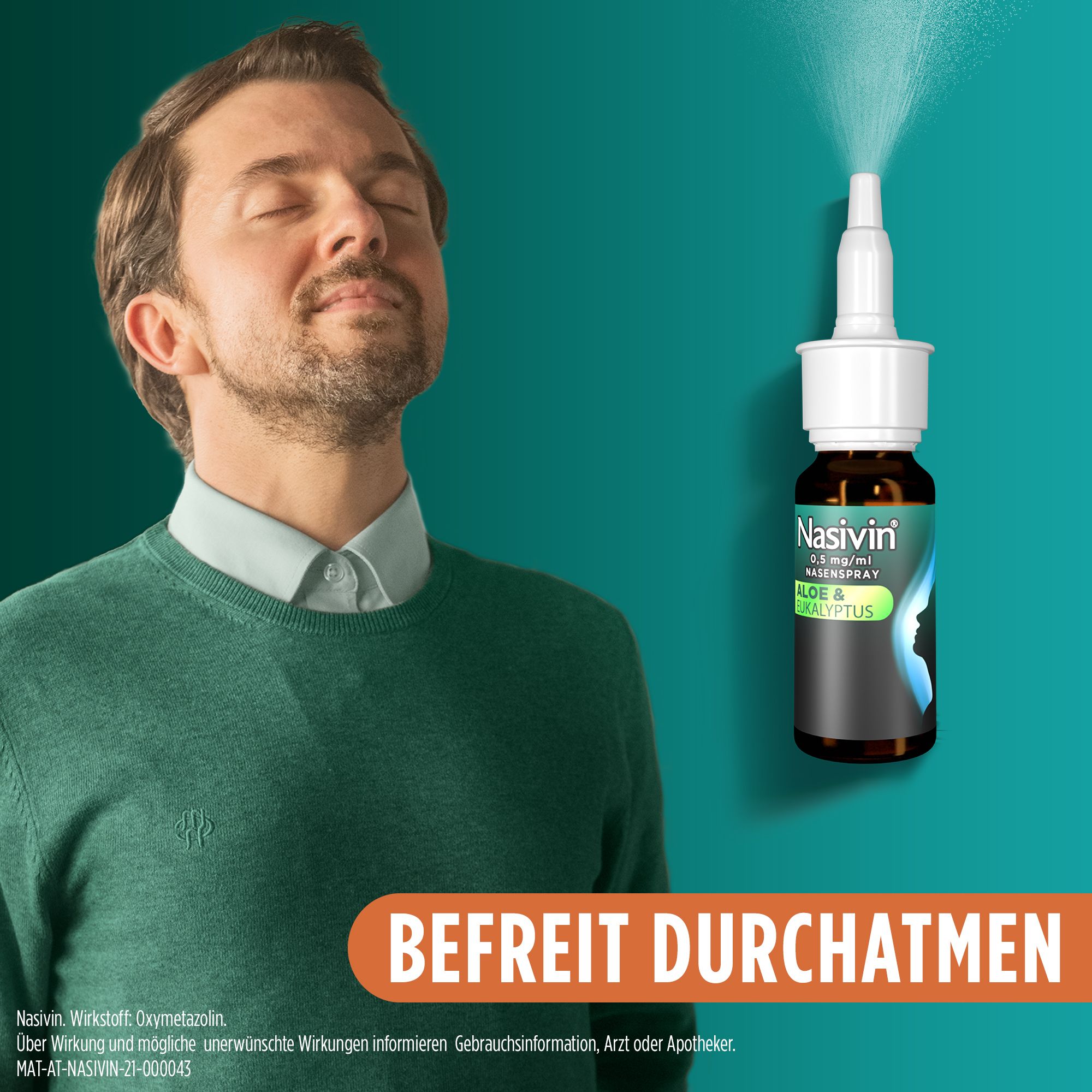 Mann atmet ein, Nasivin Nasenspray sprüht. Flasche mit Aufschrift: Nasivin, Aloe & Eukalyptus. Hintergrund: Türkis.