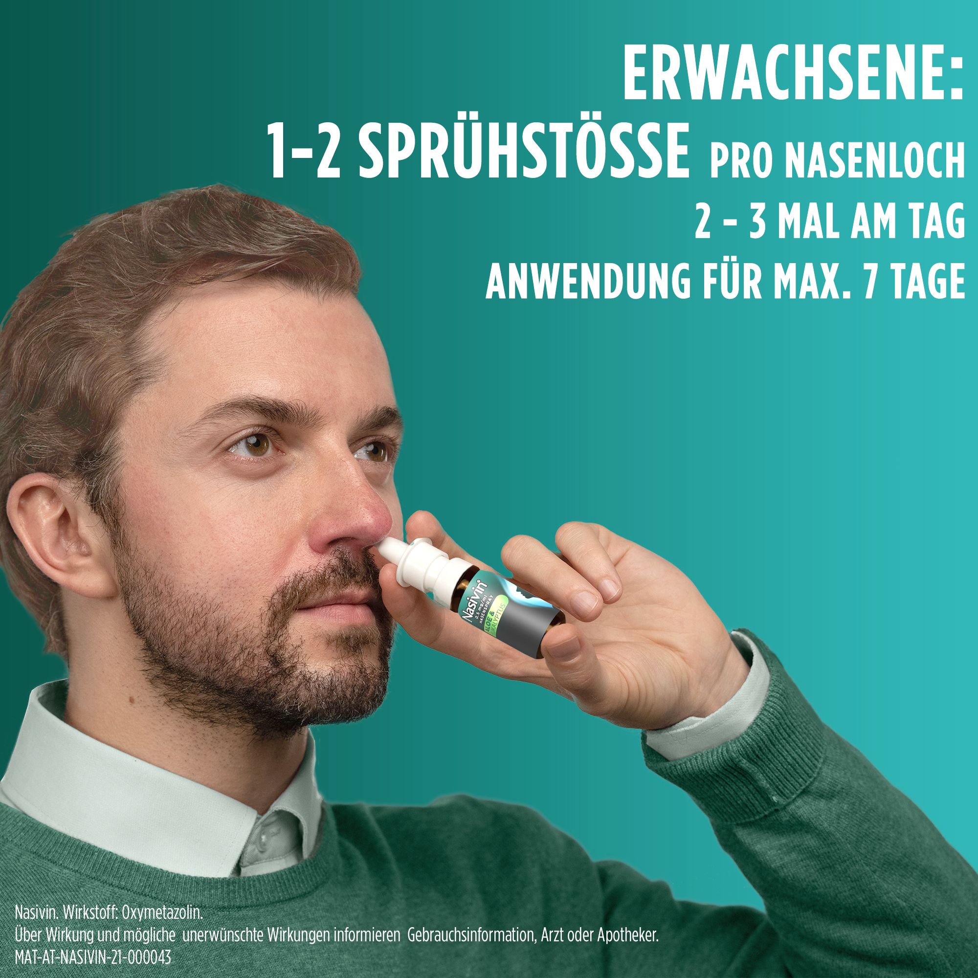 Mann hält Nasivin Nasenspray. Aufschrift: Nasivin, Aloe & Eukalyptus. Text: Erwachsene: 1-2 Sprühstöße pro Nasenloch. Hintergrund: Türkis.